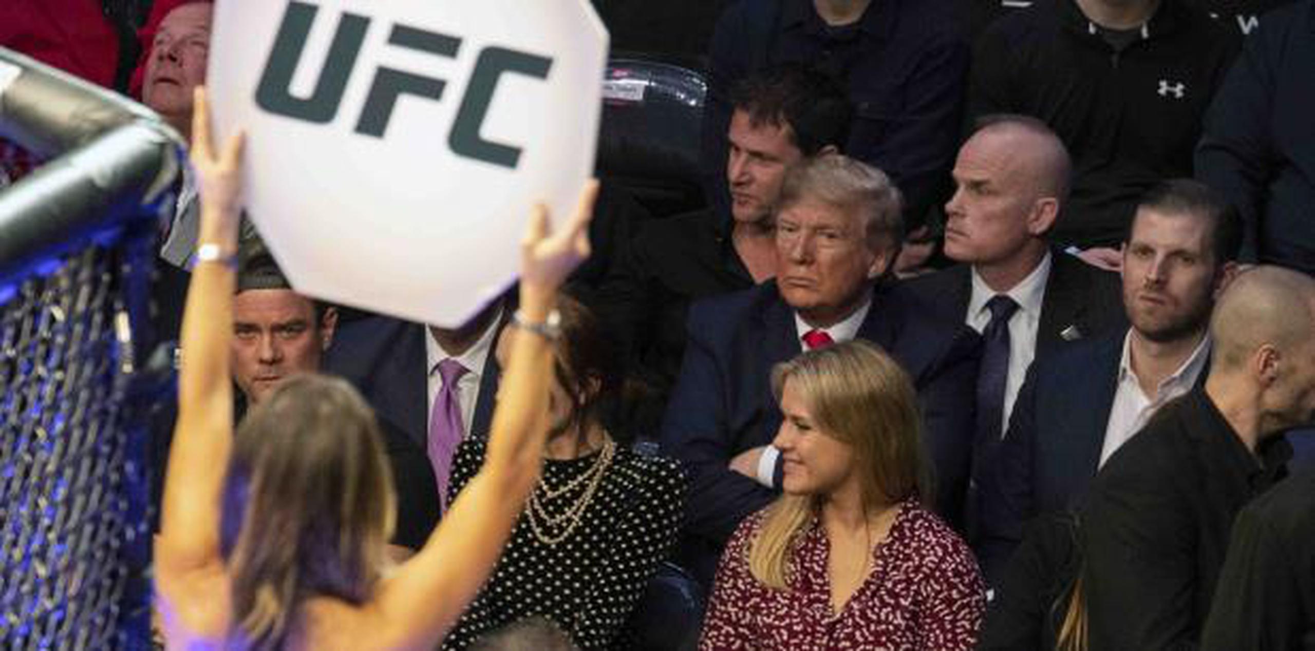 Trump se puso de pie para aplaudir el final de la pelea estelar, aun cuando muchos de los 20,000 espectadores abuchearon por la rápida conclusión de la contienda. (AP)