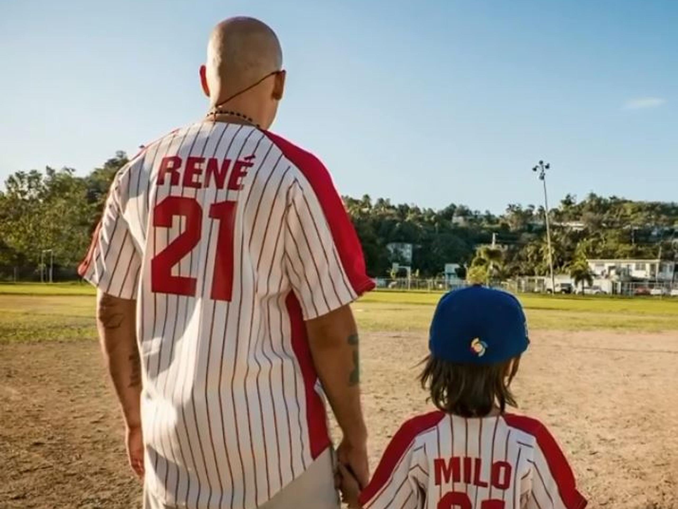 Residente, junto a su hijo Milo, lleva el 21 de Clemente en el vídeo de su tema más personal, "René". Igualmente lo menciona en "Hijos del cañaveral".