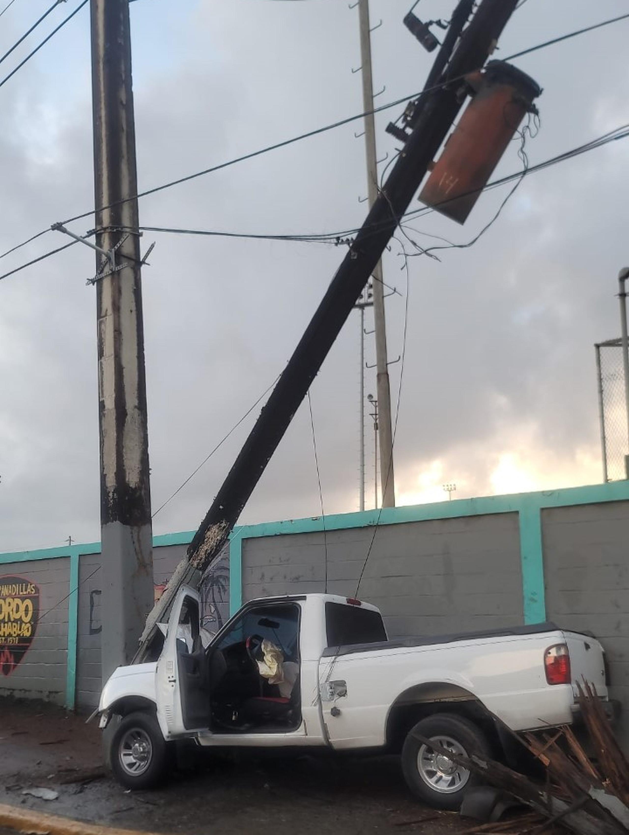 Varios cables del tendido eléctrico obstruyen un carril de la carretera PR-5 en dirección hacia Cataño.