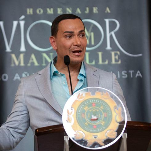 Entre lágrimas: Víctor Manuelle recibe homenaje luego de 30 años de trayectoria