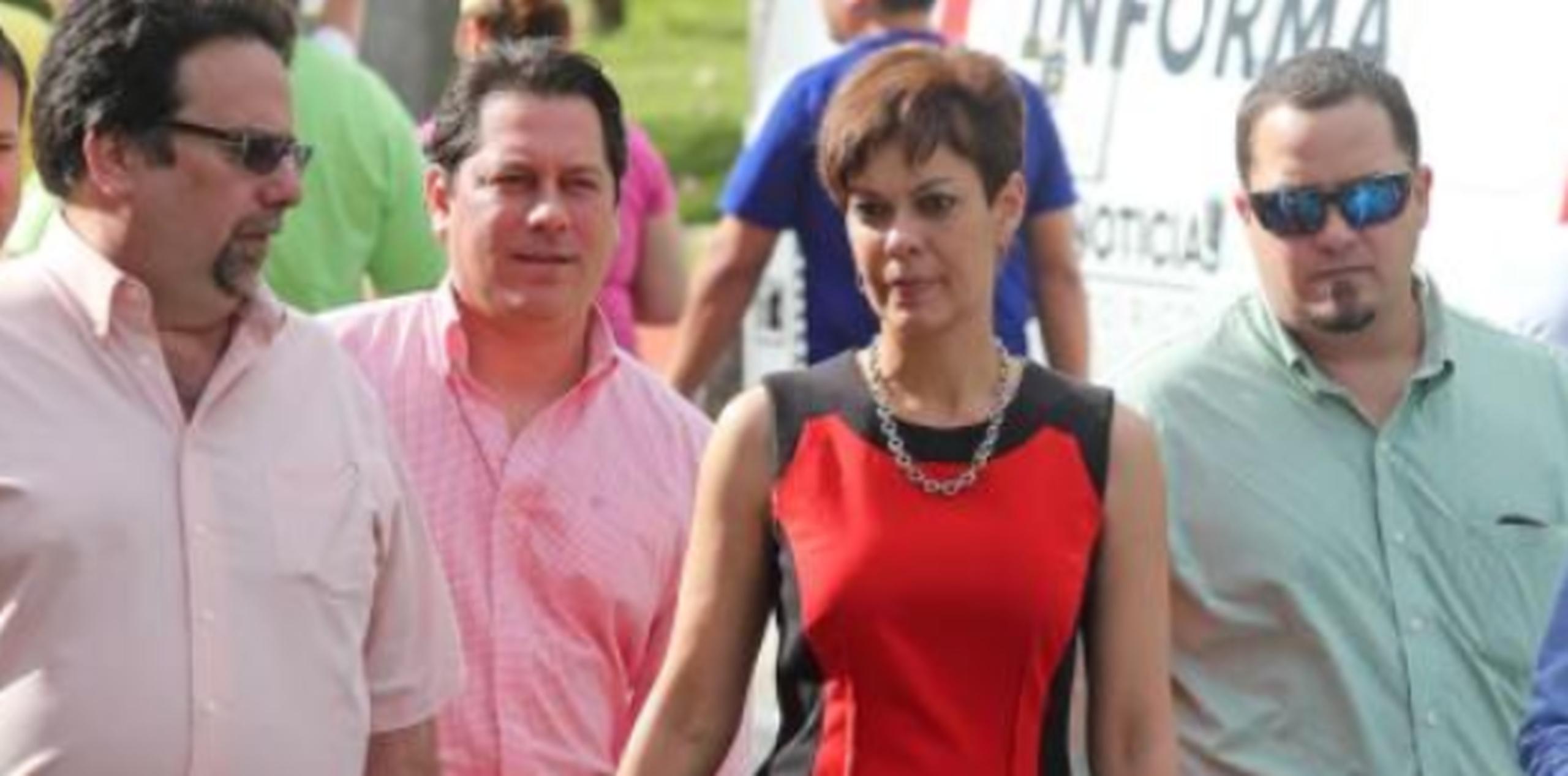 María de Lourdes Santiago en una marcha acompañada desde la izquierda por el candidato a representante Denis Márquez y por el candidato a senador Juan Dalmau. (Archivo)