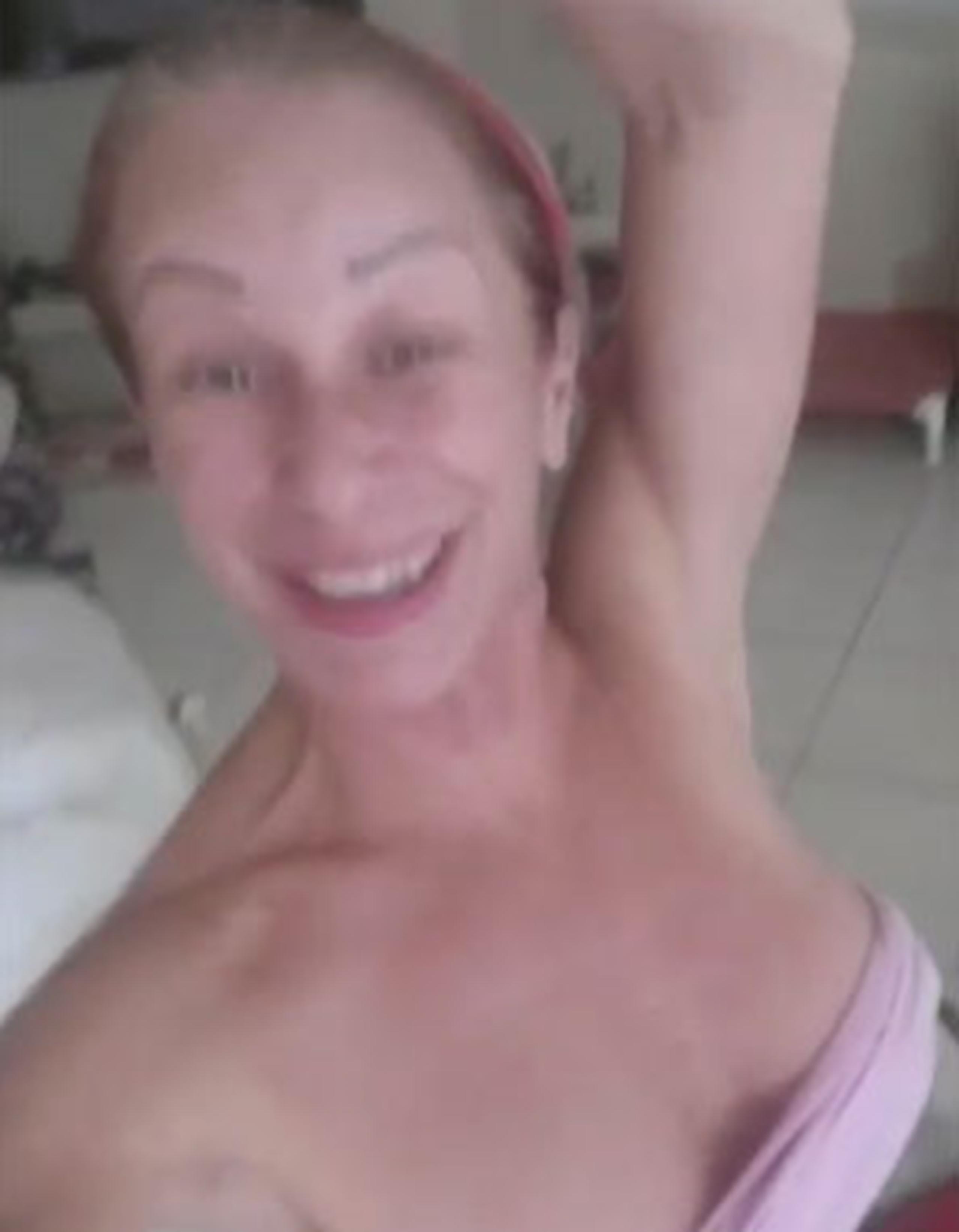 Sonya Cortés limpia su casa en panties - Primera Hora