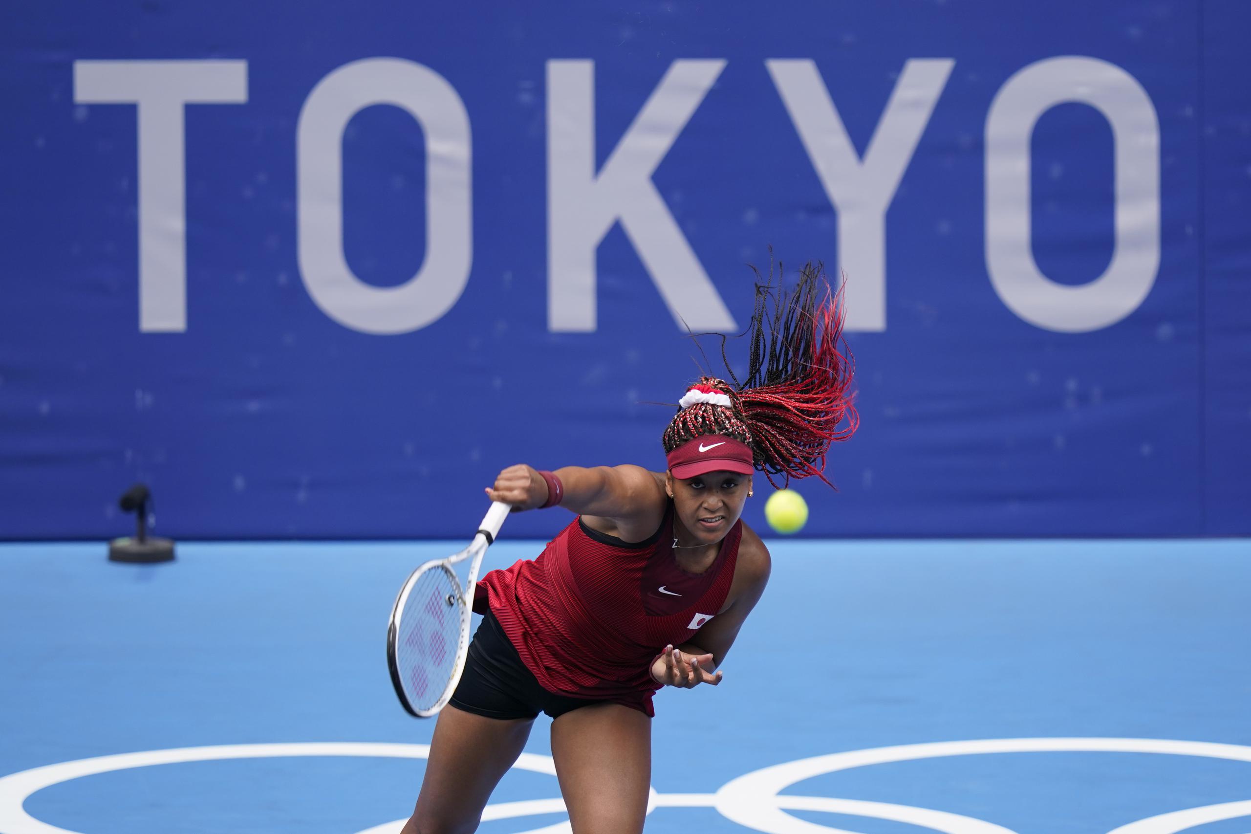 La japonesa Naomi Osaka saca ante la suiza Viktorija Golubic en el partido de segunda ronda del torneo olímpico.