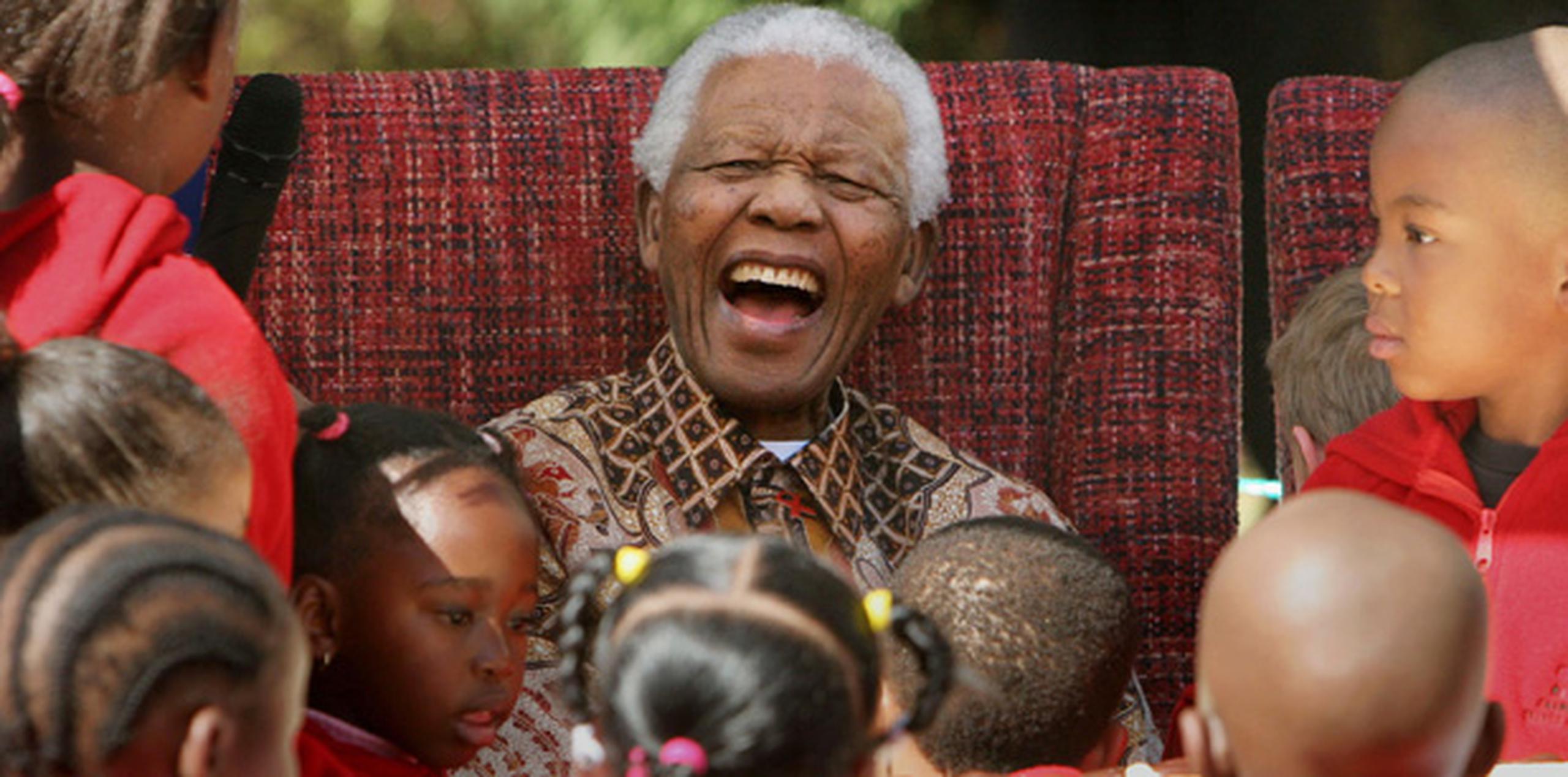 En el 2007, al cumplir sus 89 años, celebró la vida con los niños de su fundación en Johannesburgo. (Archivo)