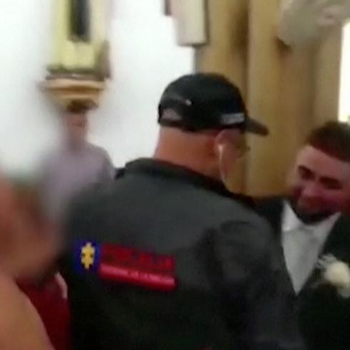 El momento en que arrestaron a un narcotraficante durante su boda