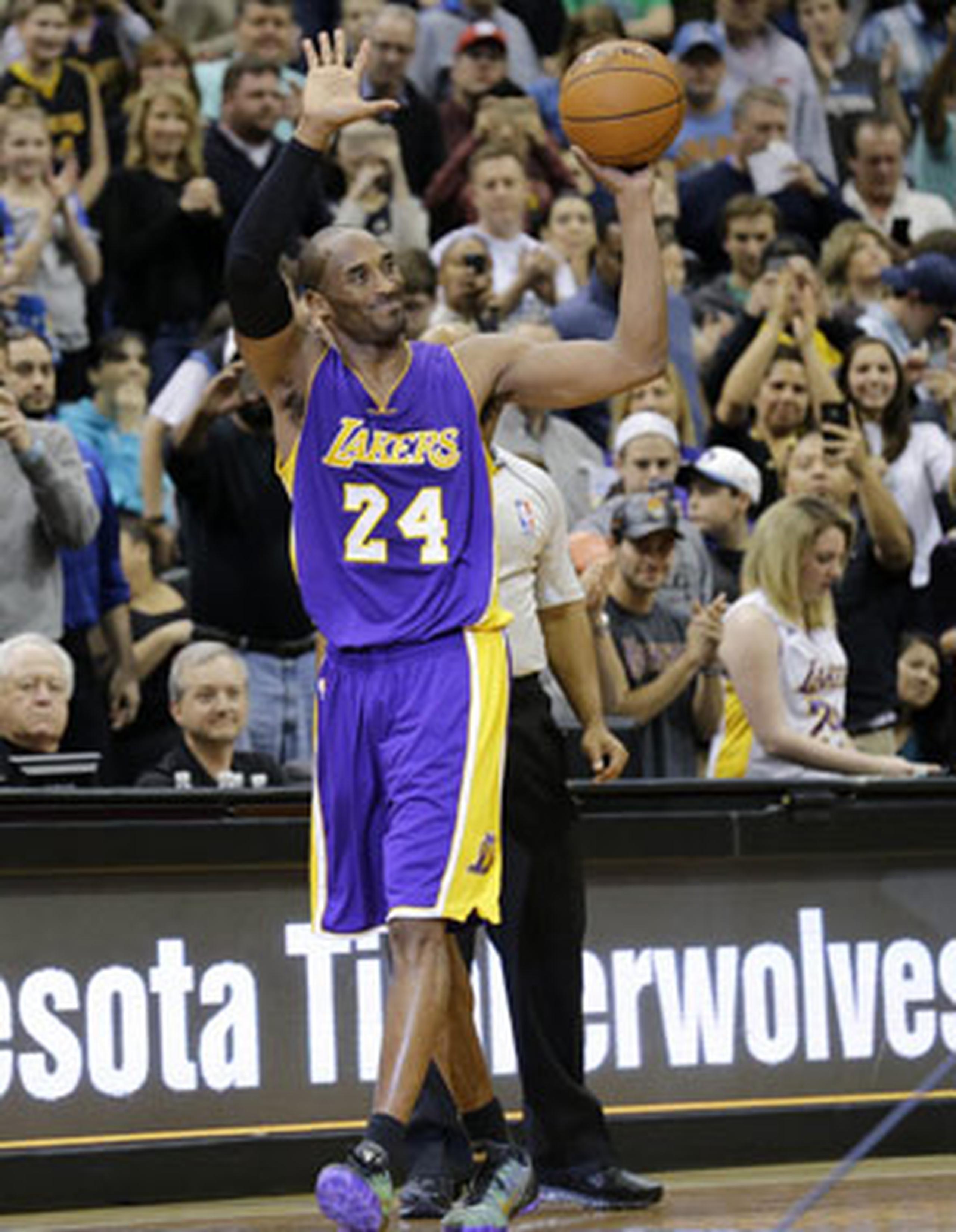 Kobe Bryant desplazó Michael Jordan del tercer lugar de la lista de anotaciones en la historia de la NBA. (AP / Ann Heisenfelt)