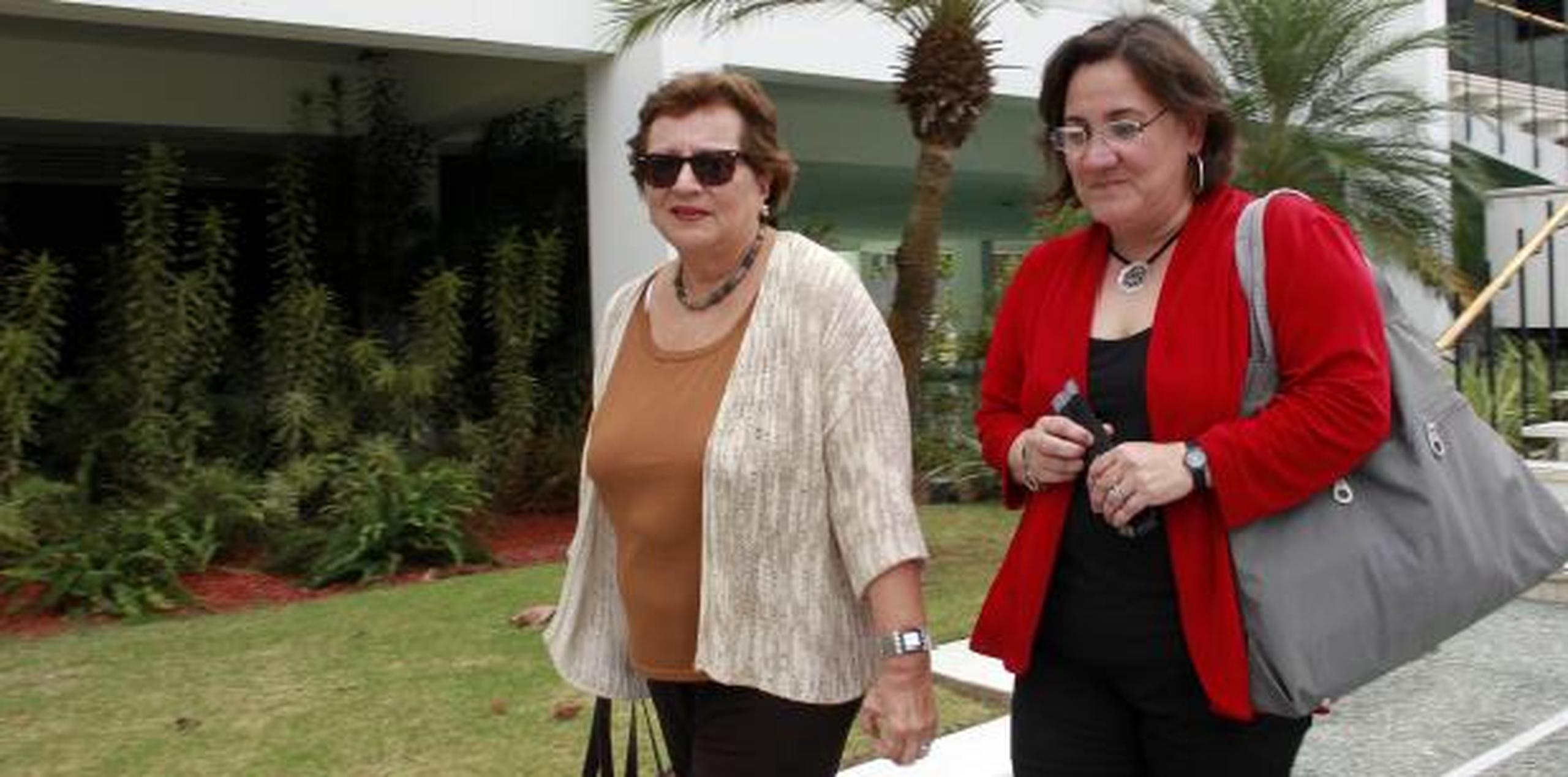 El pasado mes, la pareja, compuesta por Ángeles Acosta y  Carmen Milagros Vélez, llegaron juntas al Tribunal Supremo para entregar la moción de reconsideración. (Archivo)