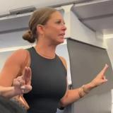 Mujer viral que insultó a pasajero “no real” pide disculpas al borde del llanto