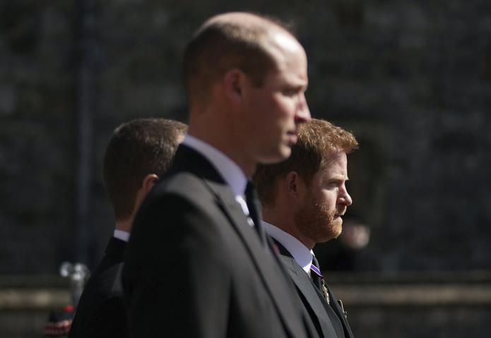 Los príncipes caminaron separados durante el cortejo fúnebre tras la Land Rover que transportaba el féretro de su abuelo.
