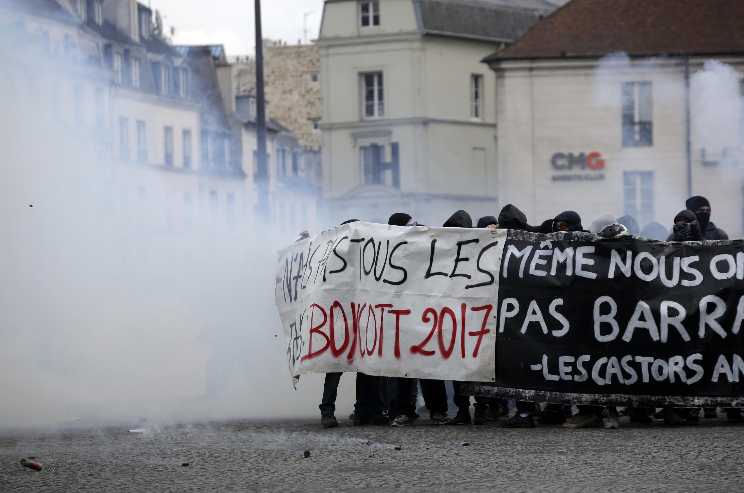 Manifestantes chocaron con la policía en las protestas de París (AP/Thibault Camus)