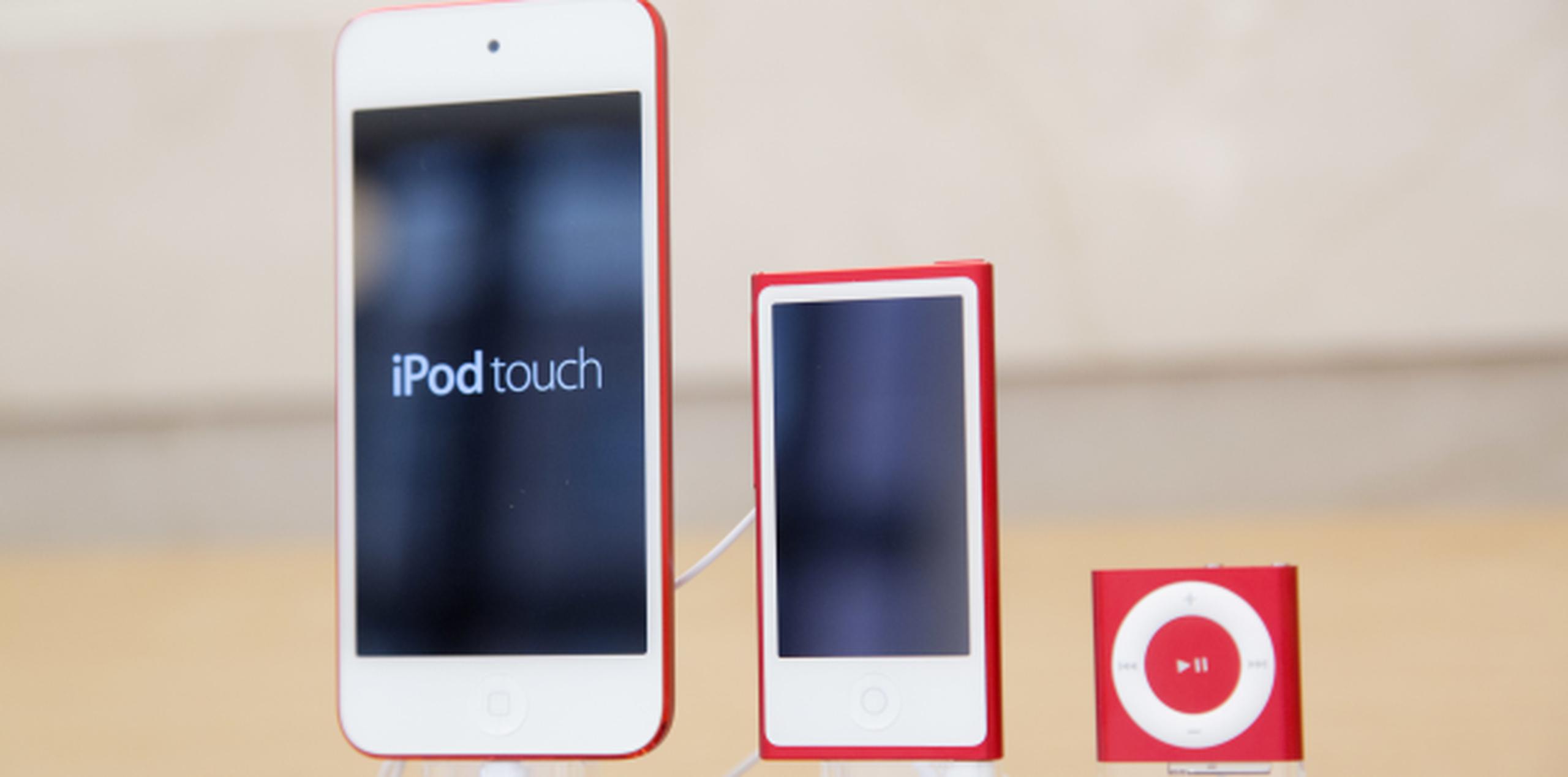 Los aparatos iPod Nano (centro) y iPod Shuffle (derecha) se convirtieron en historia cuando Apple dejó de venderlos este jueves. (Archivo)