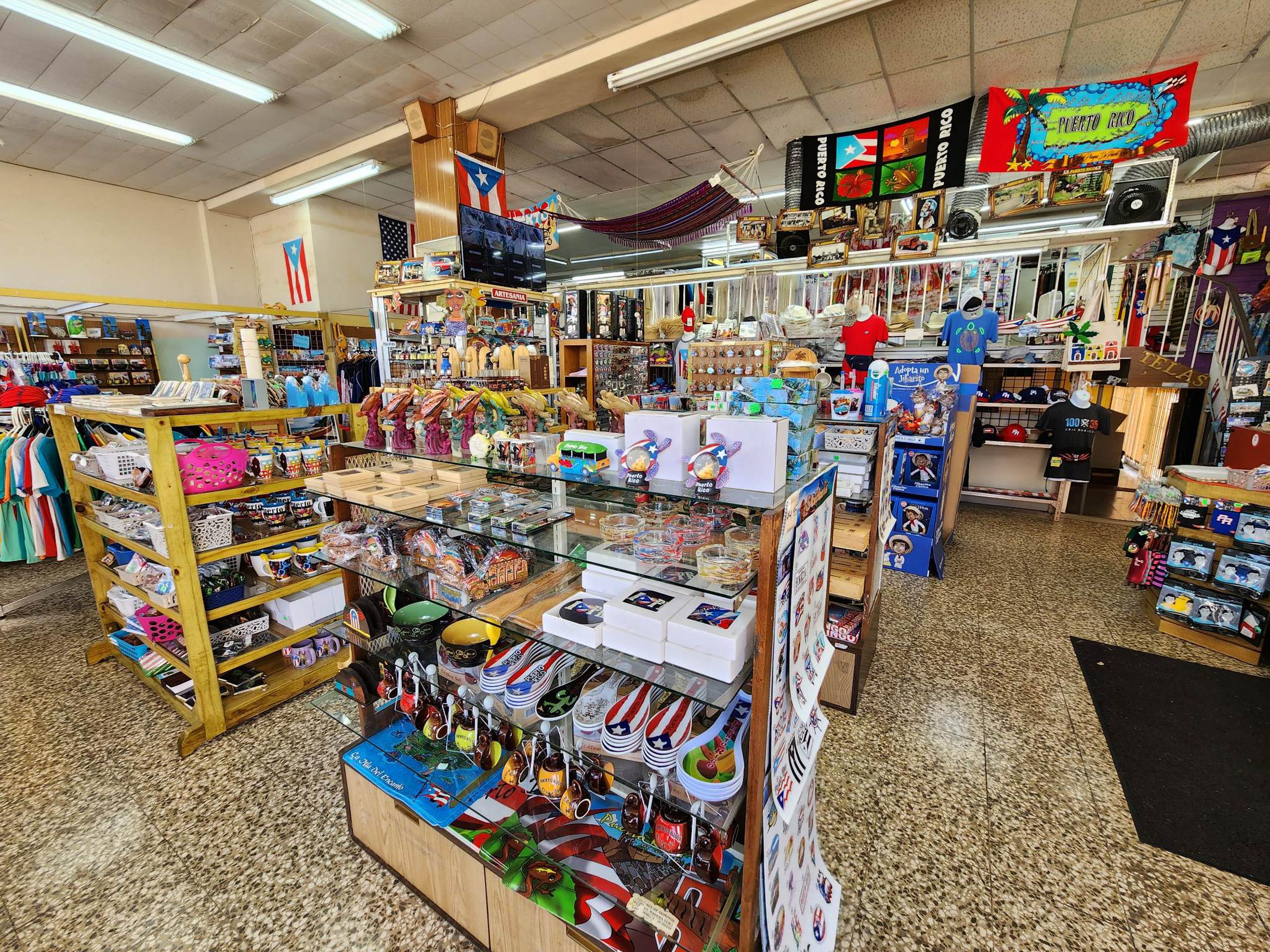 La tienda Sesto, que ubica en la calle Progreso, en el casco urbano de Aguadilla, cuenta con una variedad de productos y recordatorios hechos en Puerto Rico.
