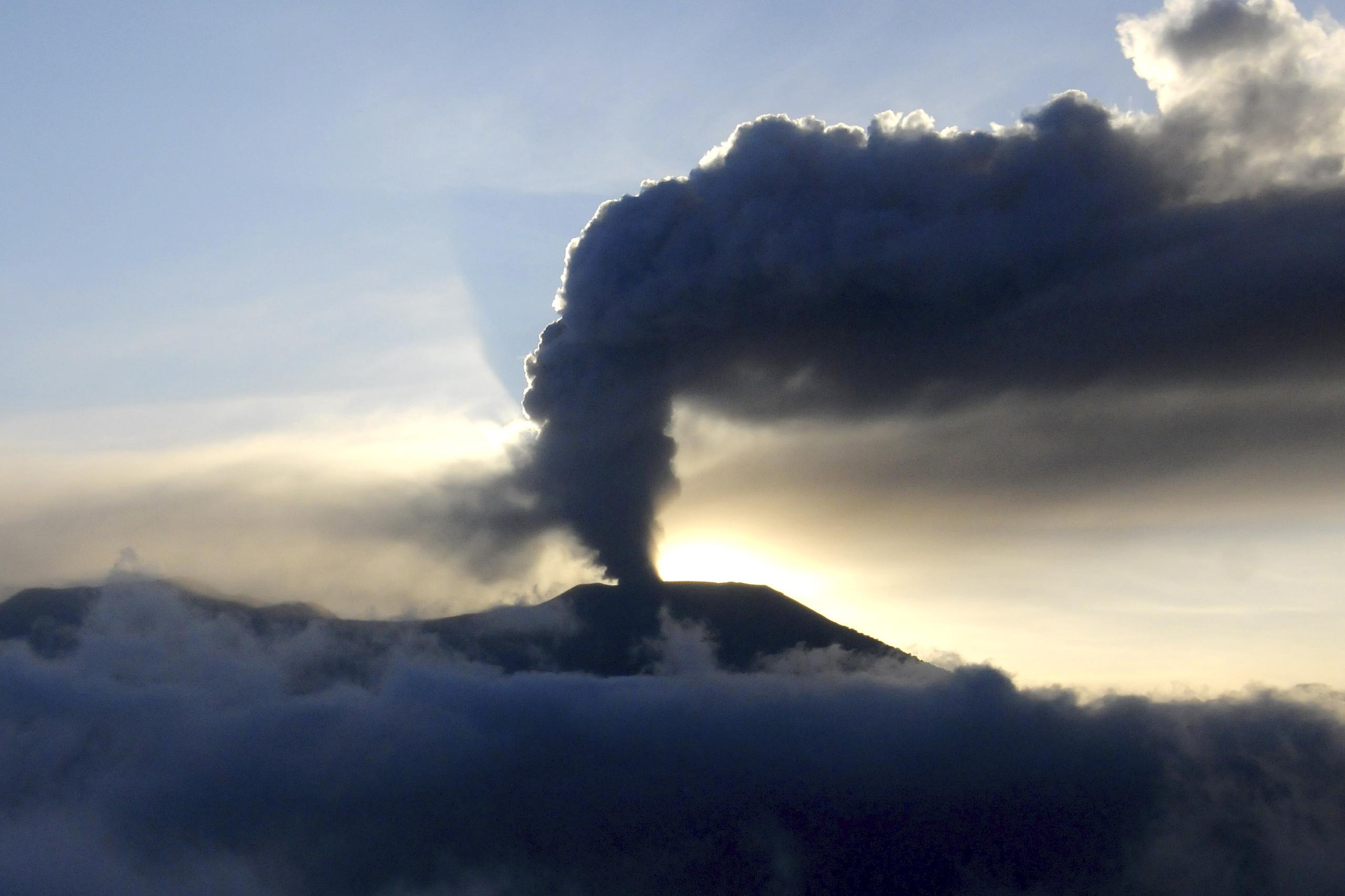 El volcán Merapi expulsa ceniza de su cráter en Agam, Sumatra Occidental, Indonesia, el martes 5 de diciembre de 2023. (AP Foto/Ardhy Fernando)
