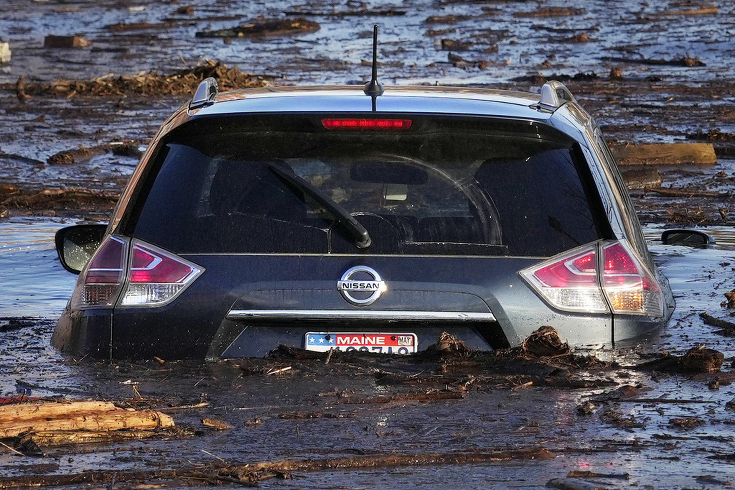 Un automóvil flotaba en un estacionamiento inundado junto al río Kennebec el pasado martes en Waterville, Maine.