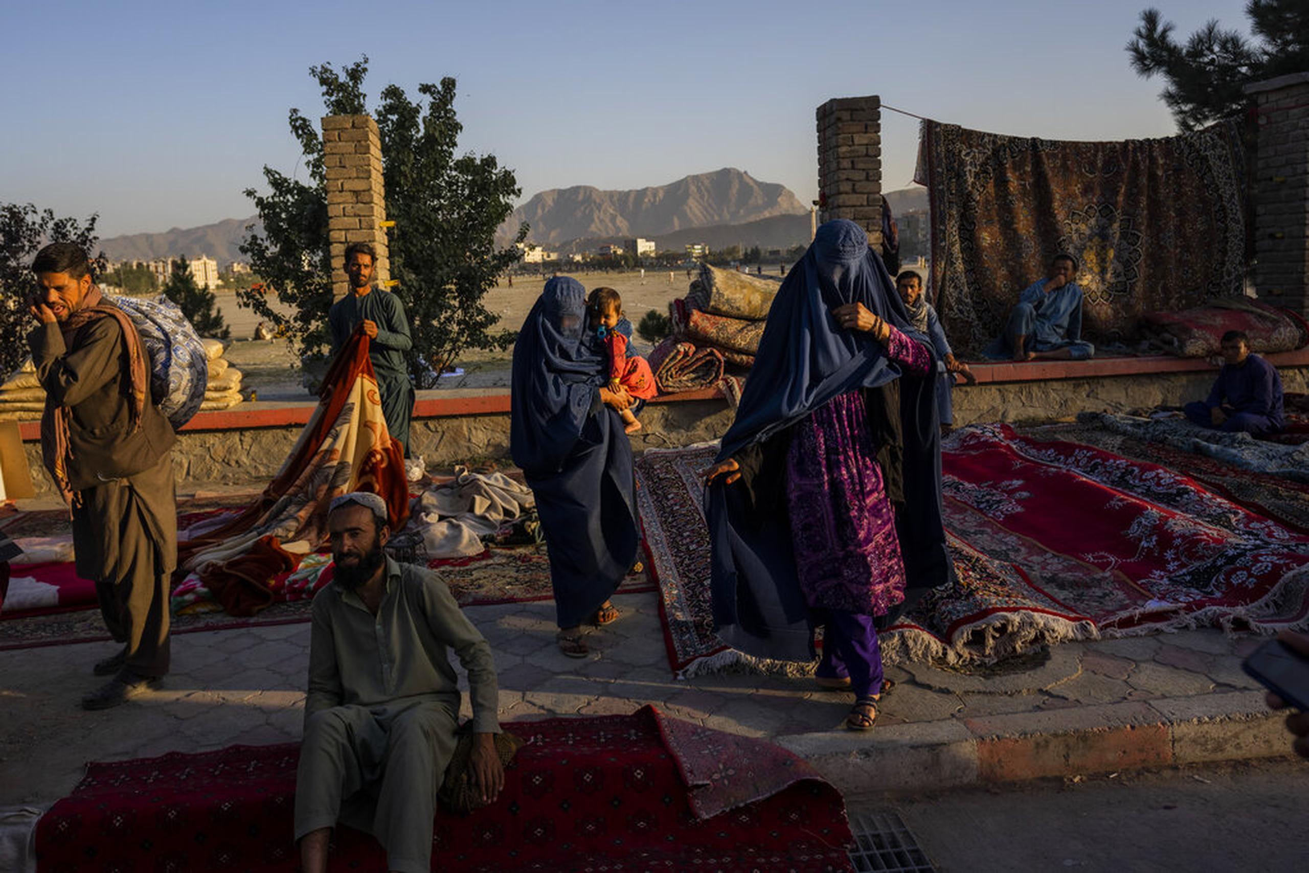 En esta fotografía del 15 de septiembre de 2021, mujeres afganas caminan por un mercado de segunda mano donde muchas familias vendieron sus pertenencias antes de salir del país o debido a problemas económicos, en Kabul, Afganistán.
