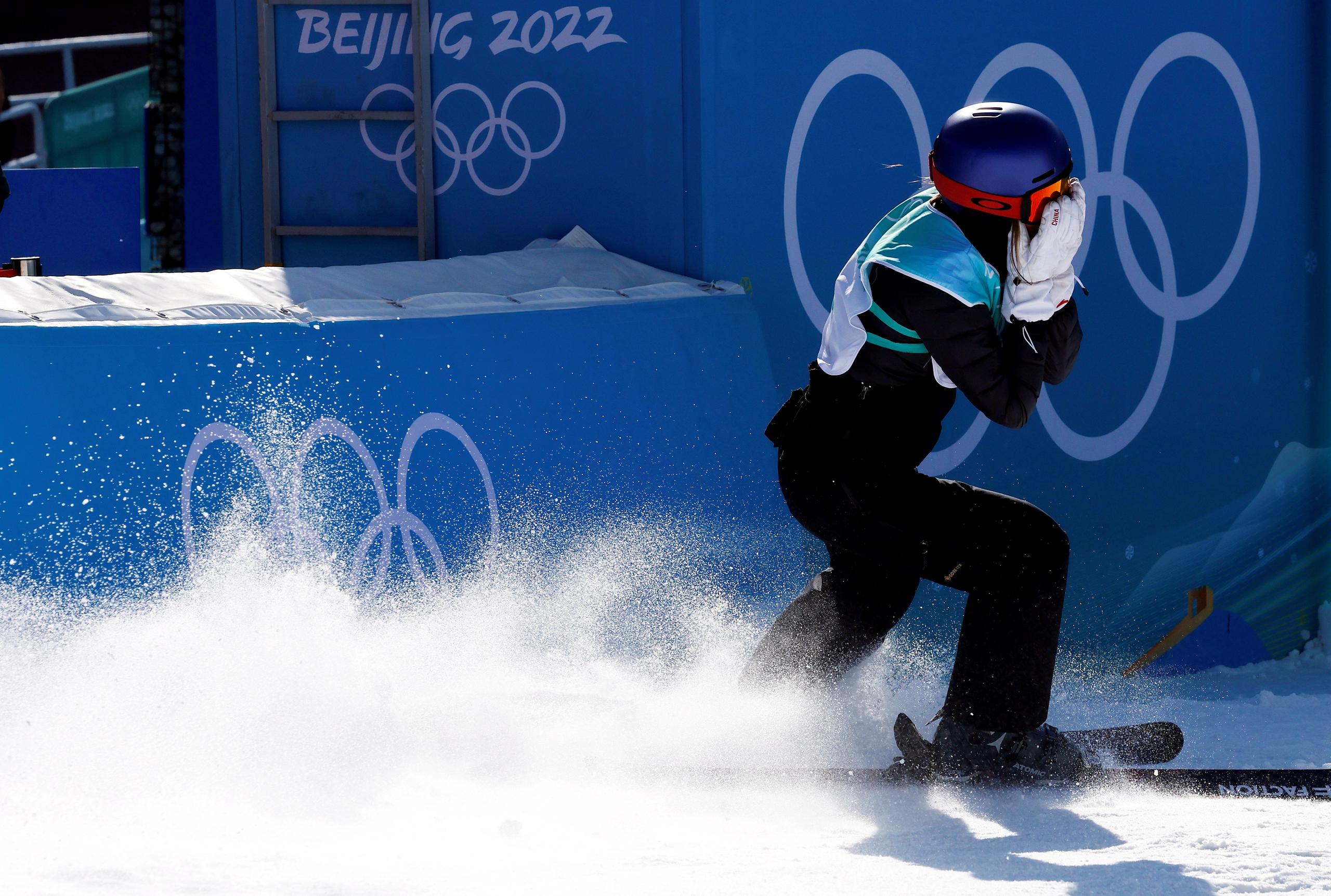 Eileen Gu, en el momento en que completó el salto que le valió su primera medalla de oro en los Juegos Olímpicos Invernales Pekín 2022.