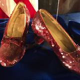 Acusan a hombre por robarse las zapatillas que usó Judy Garland en “El Mago de Oz”