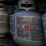 Hurtan 18 galones de gas propano de gasolinera en Bayamón 