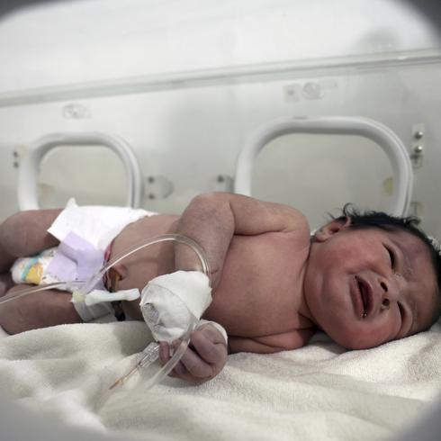 FOTOS: Esta bebé nació bajo los escombros por terremoto en Siria