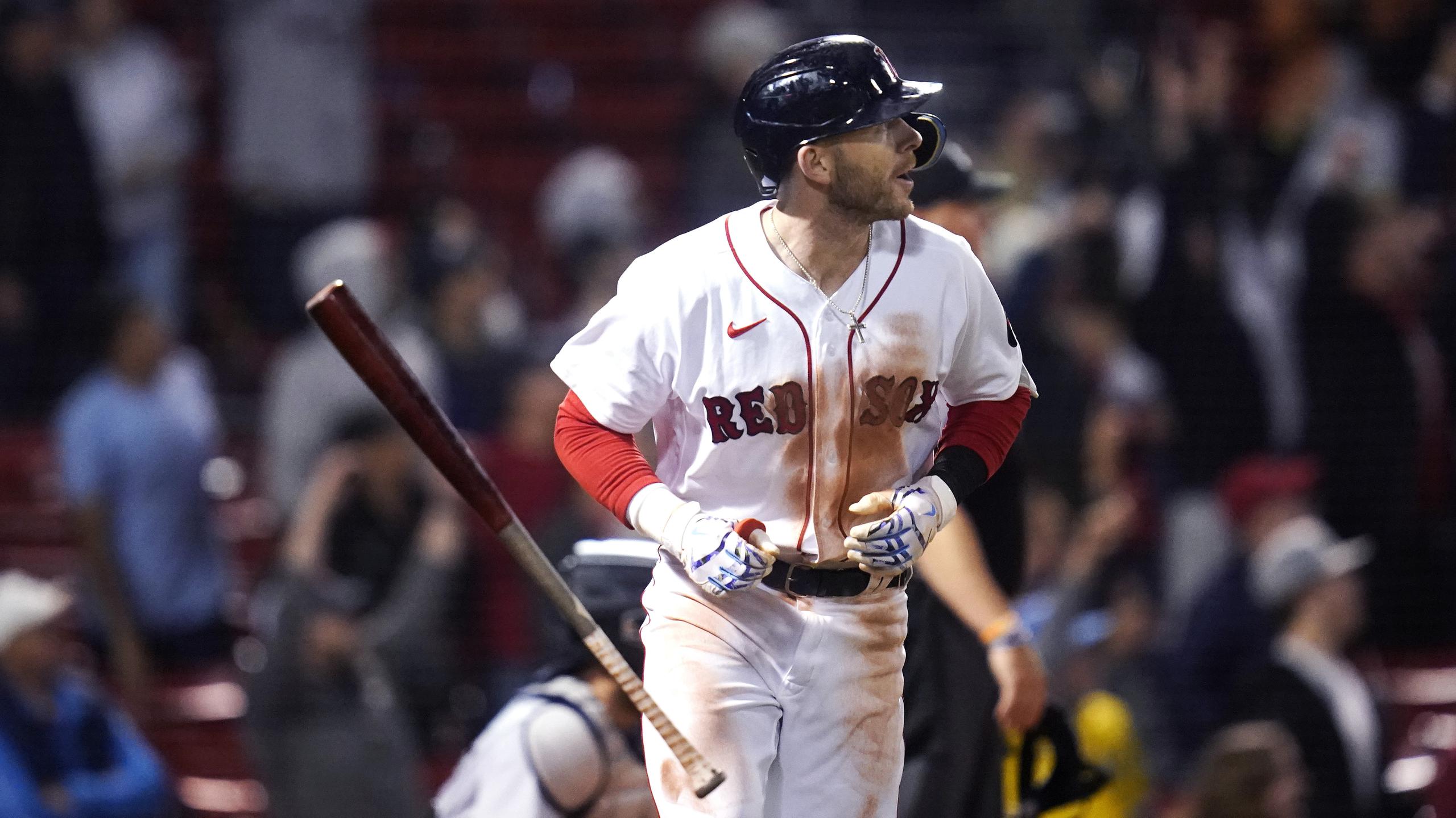 Trevor Story, de los Red Sox de Boston, lanza su bate al conectar un jonrón de tres carreras frente a los Mariners de Seattle el jueves.
