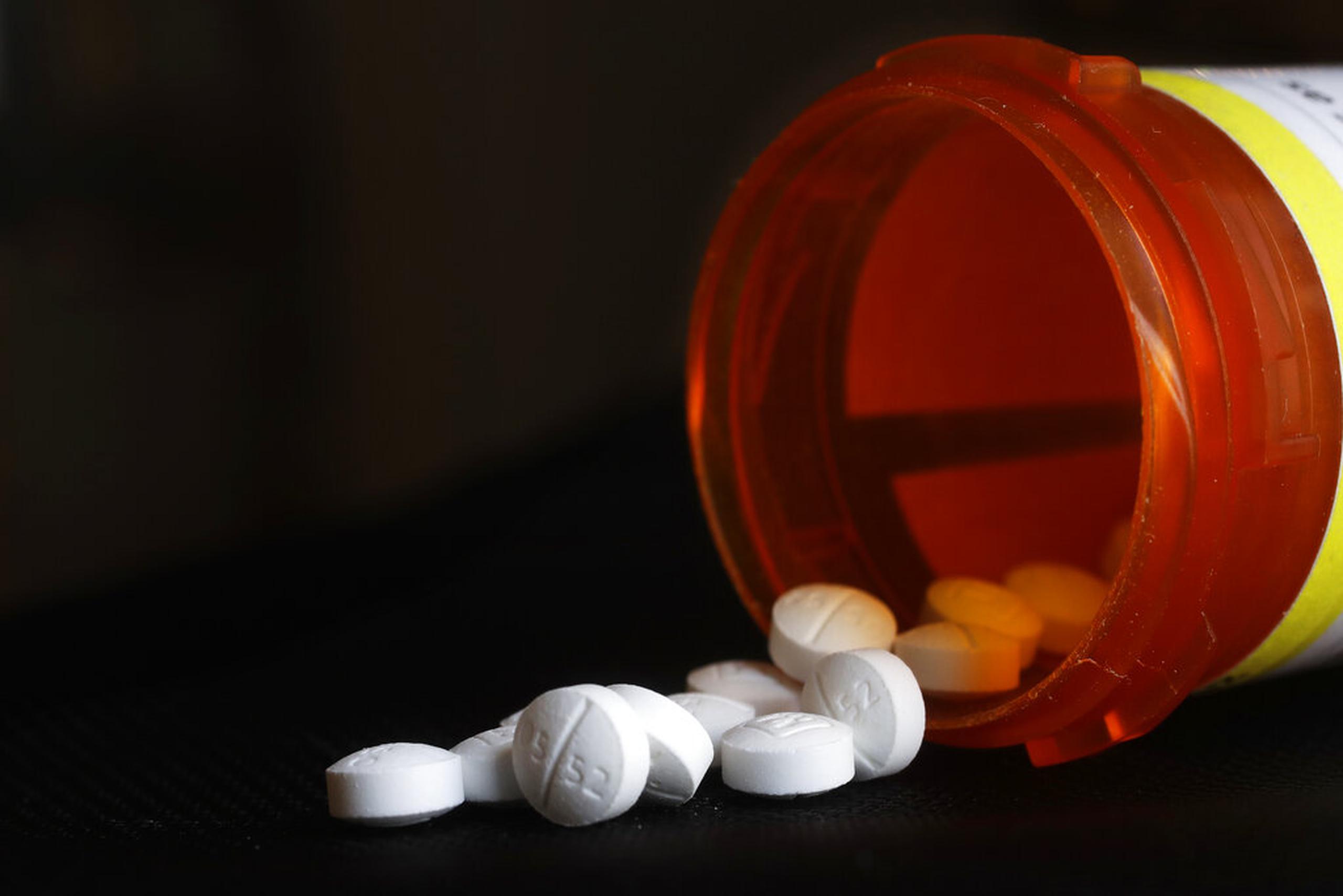 Fotografía de pastillas de oxicodona, un analgésico opioide.