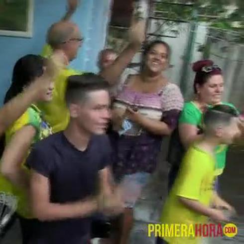 Estos cubanos saltan de alegría por un triunfo de Brasil en la Copa Mundial