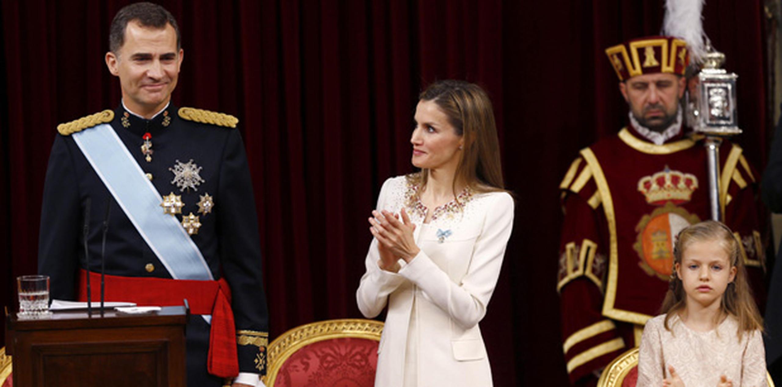 La reina Letizia aplaude al rey Felipe VI, tras su primer discurso ante las Cortes Generales después su proclamación, en presencia de la princesa de Asturias. (EFE)