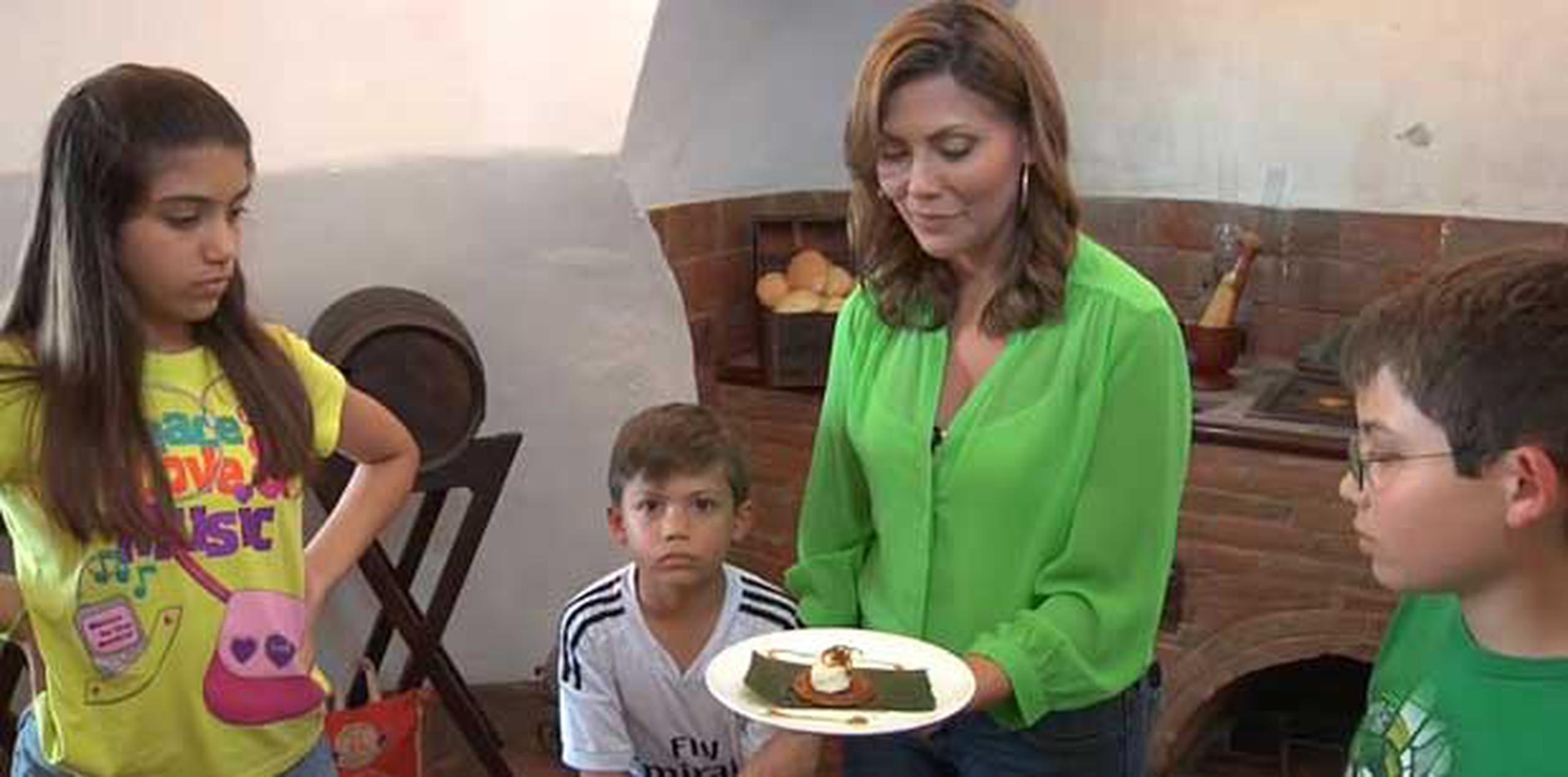 Con la ayuda de Ana Patricia, Diego y Juan Pablo, la primera dama confeccionó las tortitas al horno, en una parrilla de ladrillos. (Facebook)