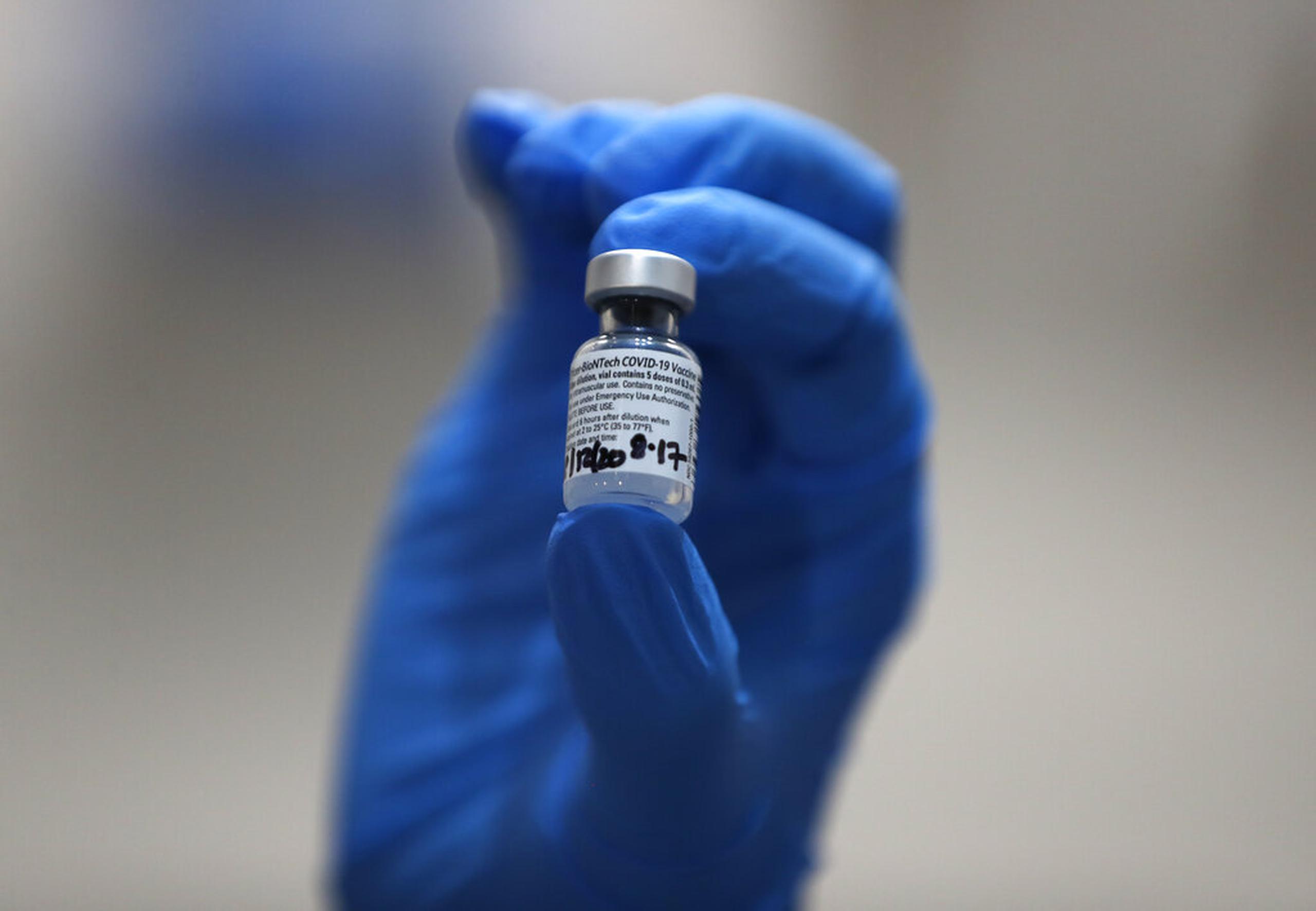 Una enfermera sostiene un vial de la vacuna contra el COVID-19 de Pfizer en el Hospital Guy de Londres.