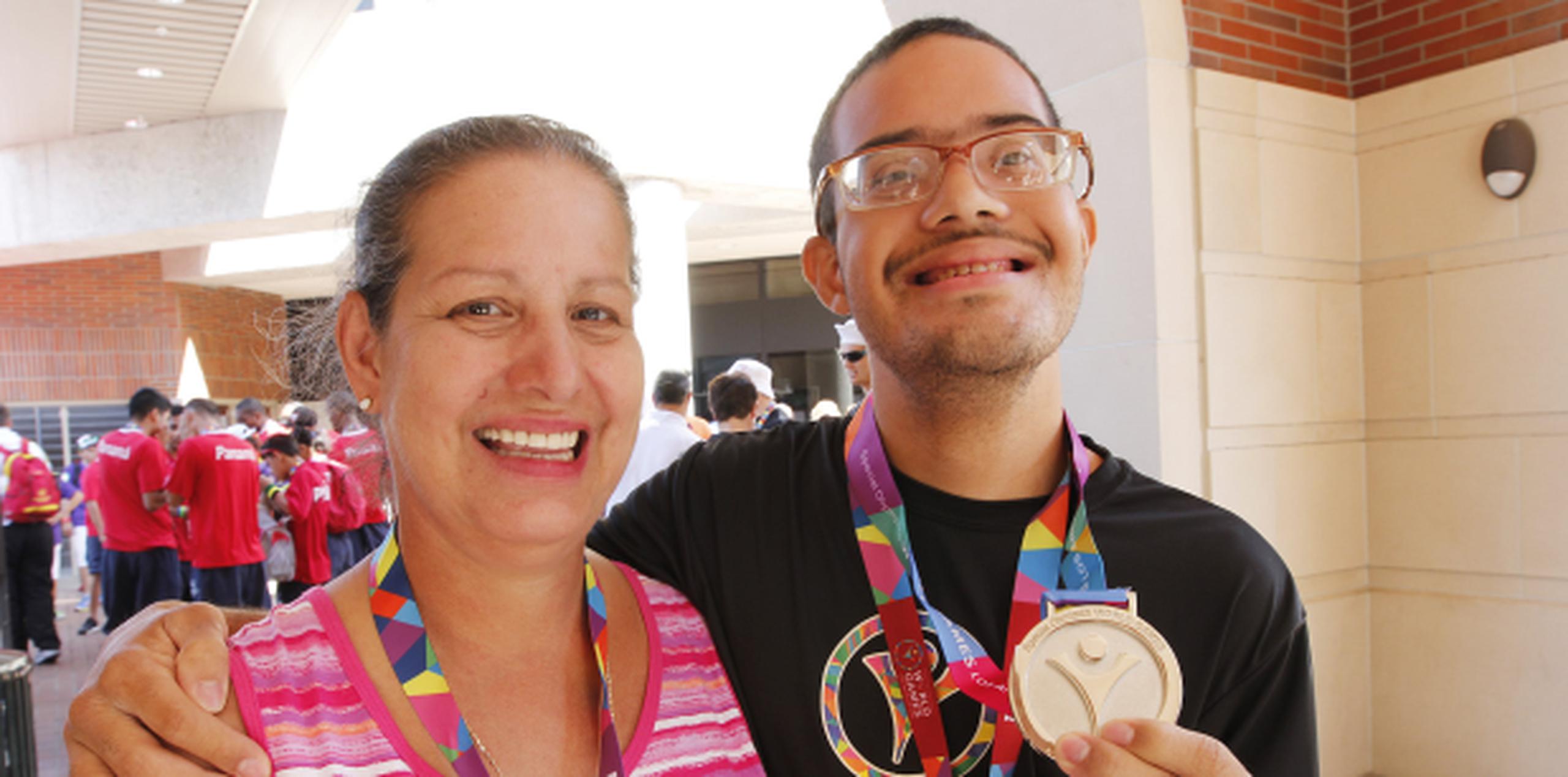 Eric Ramírez Ramos, acompañado de su madre Waleska Ramos, posa con su medalla. (Enviada especial / Michelle Estrada Torres)
