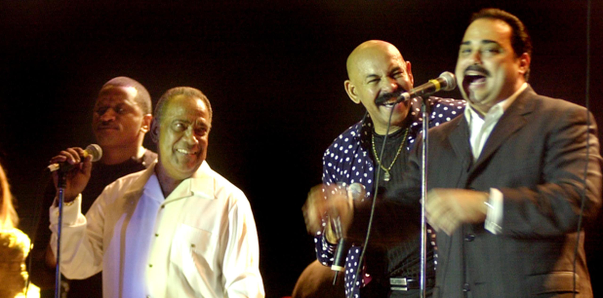 Cheo Feliciano, Oscar de León y Gilberto Santa Rosa comparten tarima en un concierto en homenaje a Celia Cruz que se realizó en Panamá en el 2003. (Archivo)