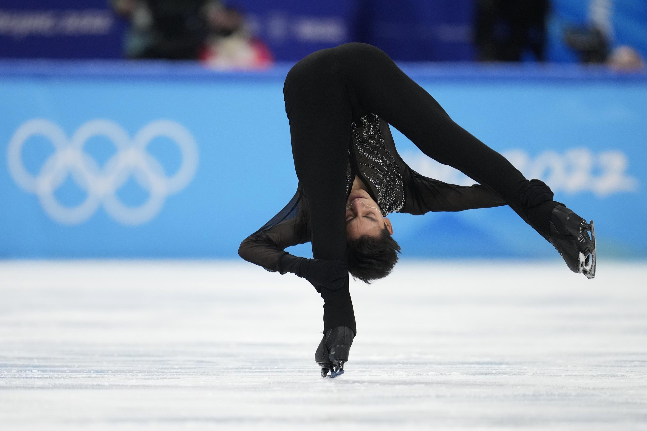 El mexicano Donovan Carrillo compite en la final del patinaje artístico de los Juegos Olímpicos de Invierno el jueves 10 de febrero de 2022, en Beijing.