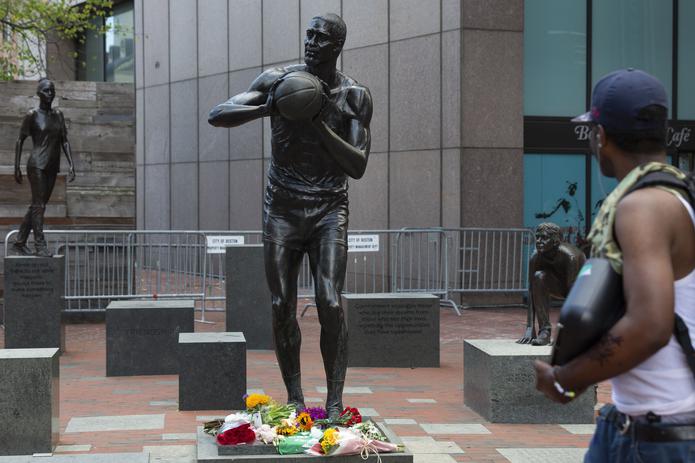La estatua de Bill Russell, leyenda de los Celtics de Boston, en la Plaza del Ayuntamiento, el lunes 1 de agosto de 2022, en Boston. ( AP Foto/Michael Dwyer)