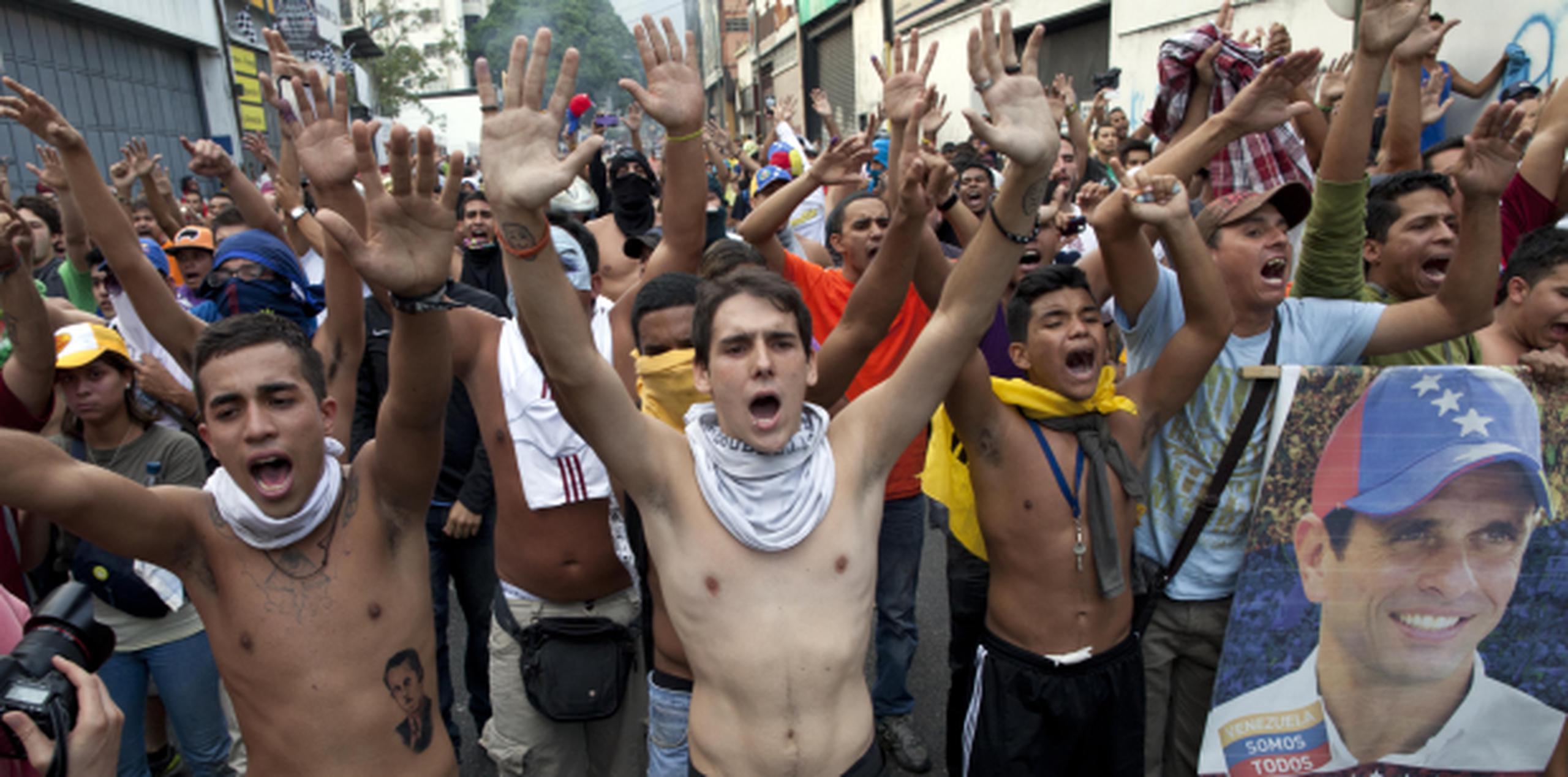 En al menos una de las marchas opositoras del martes las autoridades arrojaron gas lacrimógeno a los manifestantes. (AP/ Ramón Espinosa)