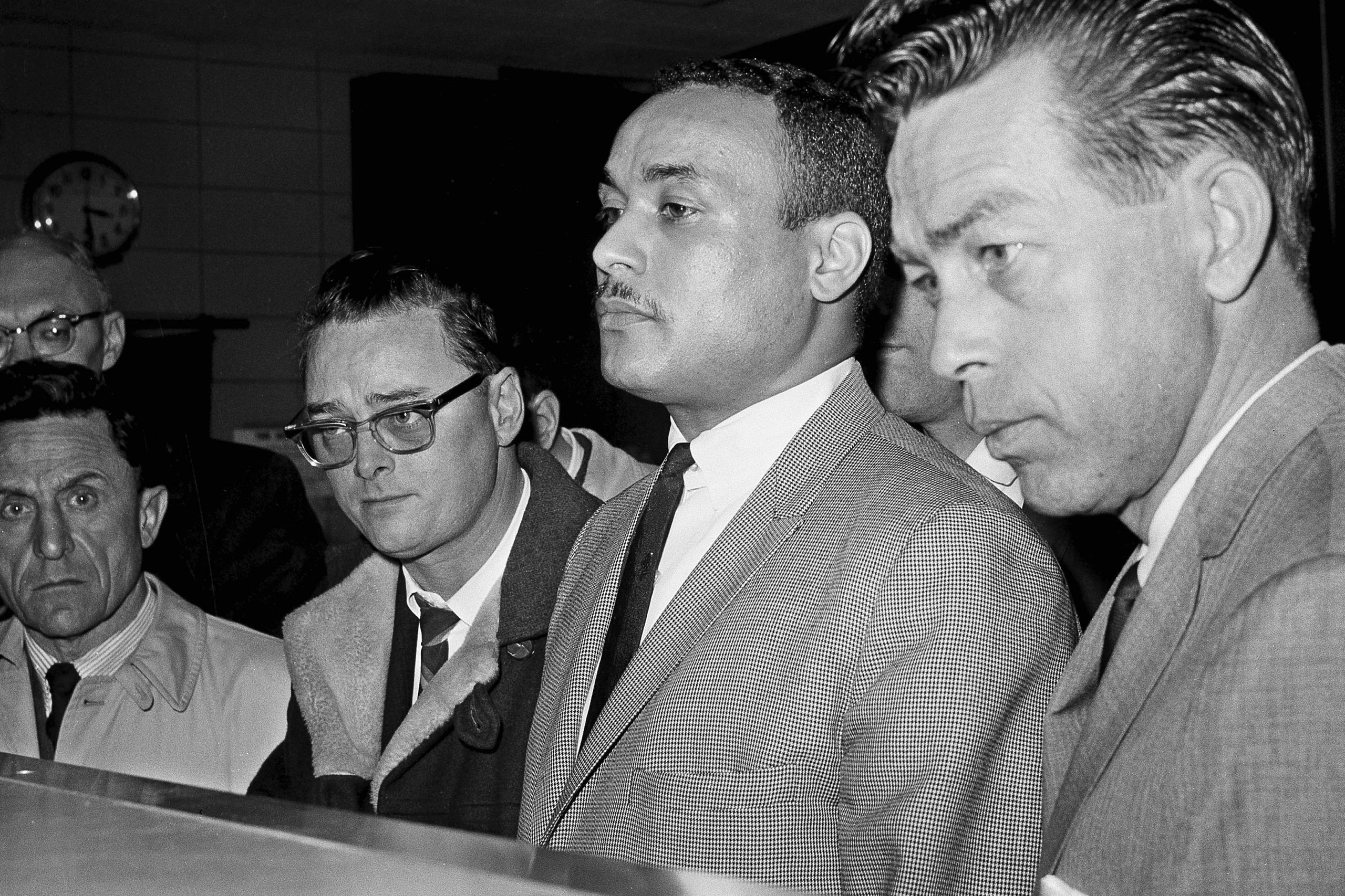 Fotografía de archivo de Khalil Islam, al centro, registrado como el tercer sospechoso en el homicidio del activista Malcolm X, el 3 de marzo de 1965, en Nueva York. (AP Foto, archivo)