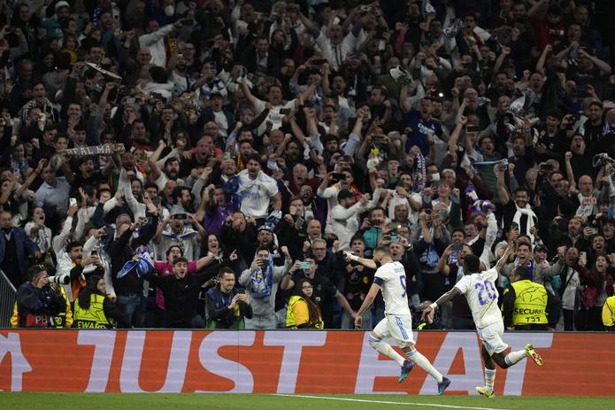 El astro de Real Madrid Karim Benzema, izquierda, celebra el tercer gol de su equipo en la semifinal de la Liga de Campeones  contra Manchester City en el Santiago Bernabéu el 4 de mayo del 2022.