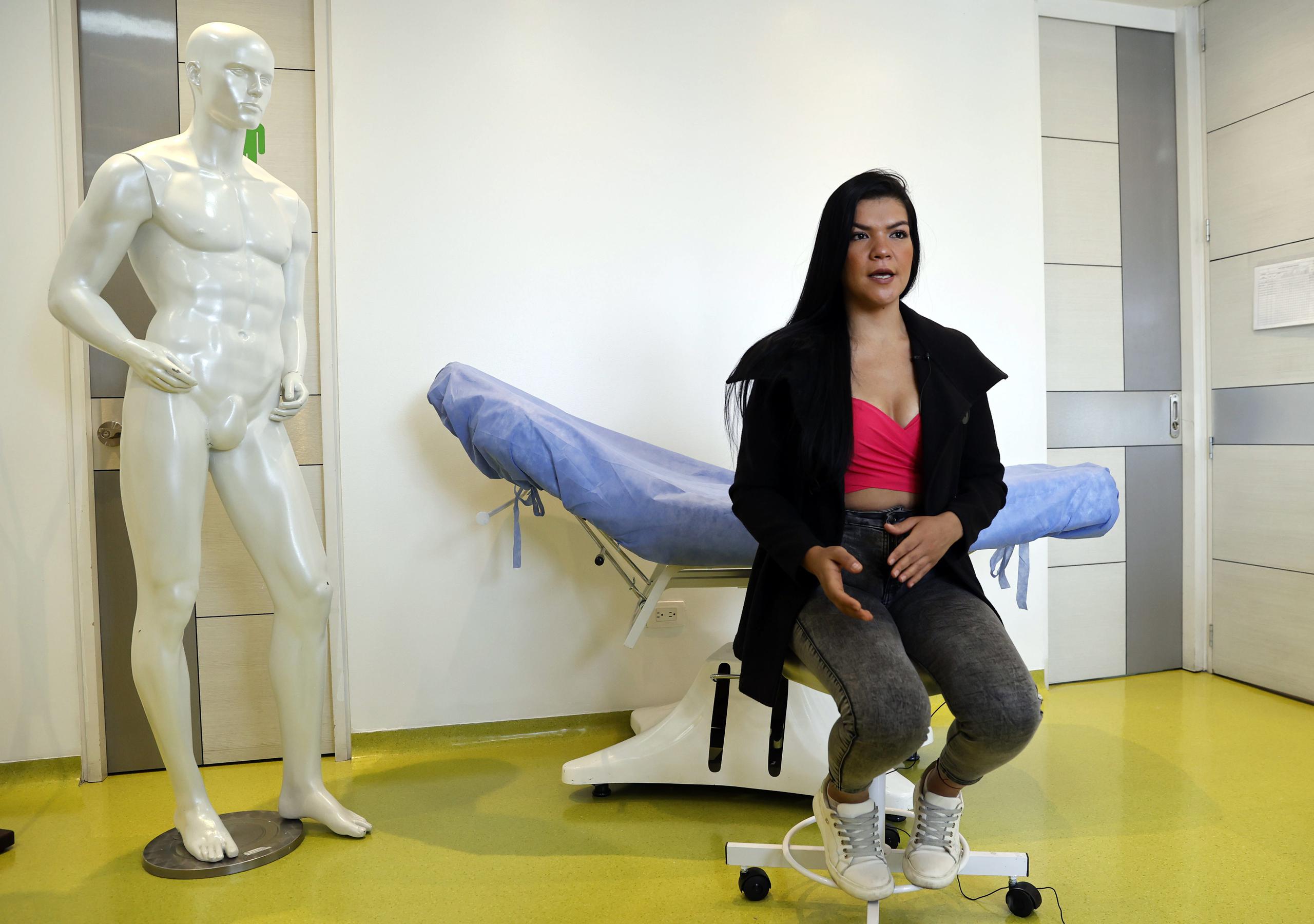 Michelle Solórzano, quien padeció la enfermedad de los implantes que es como se conoce al Síndrome de Asia, habla durante una entrevista con EFE, el 13 de abril, de 2023, en Bogotá (Colombia). EFE/Mauricio Dueñas Castañeda
