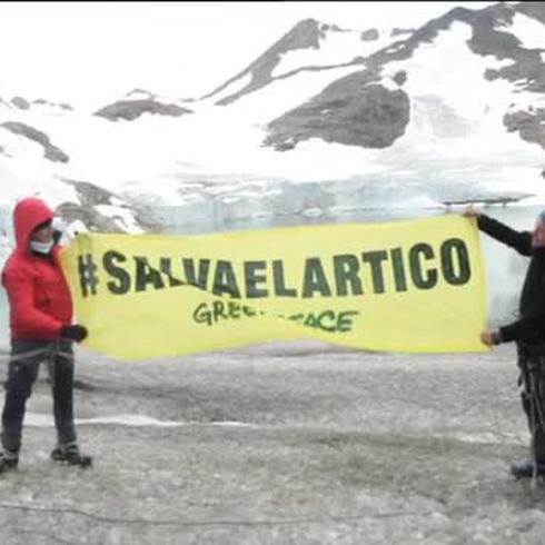 Alejandro Sanz despliega una pancarta en el Ártico 