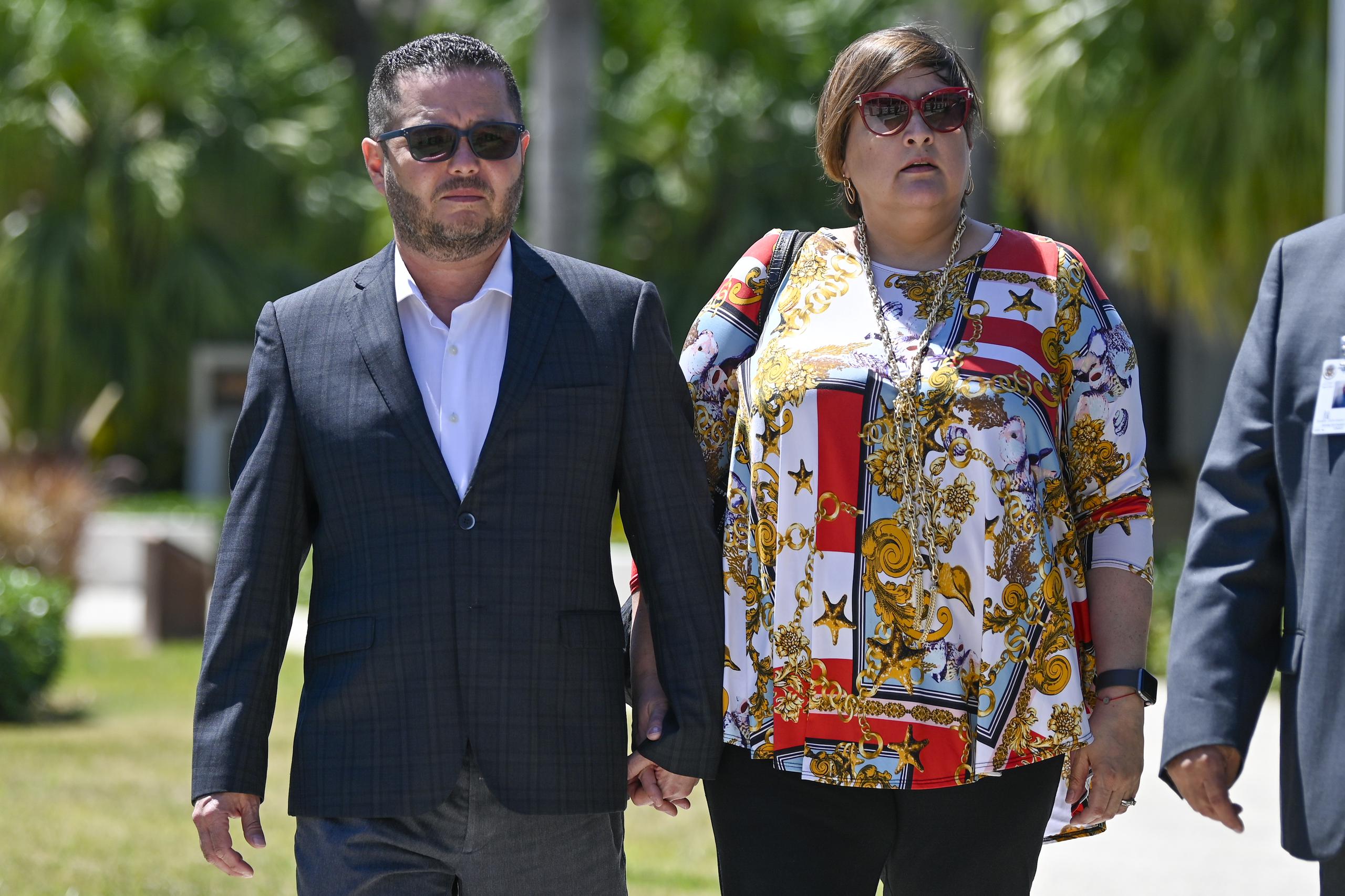 Pérez Otero llegó al Tribunal Federal de Distrito, en Hato Rey, acompañado de su esposa, la exrepresentante y exjueza Liza Fernández, cuyo nombre también sonará durante los interrogatorios.