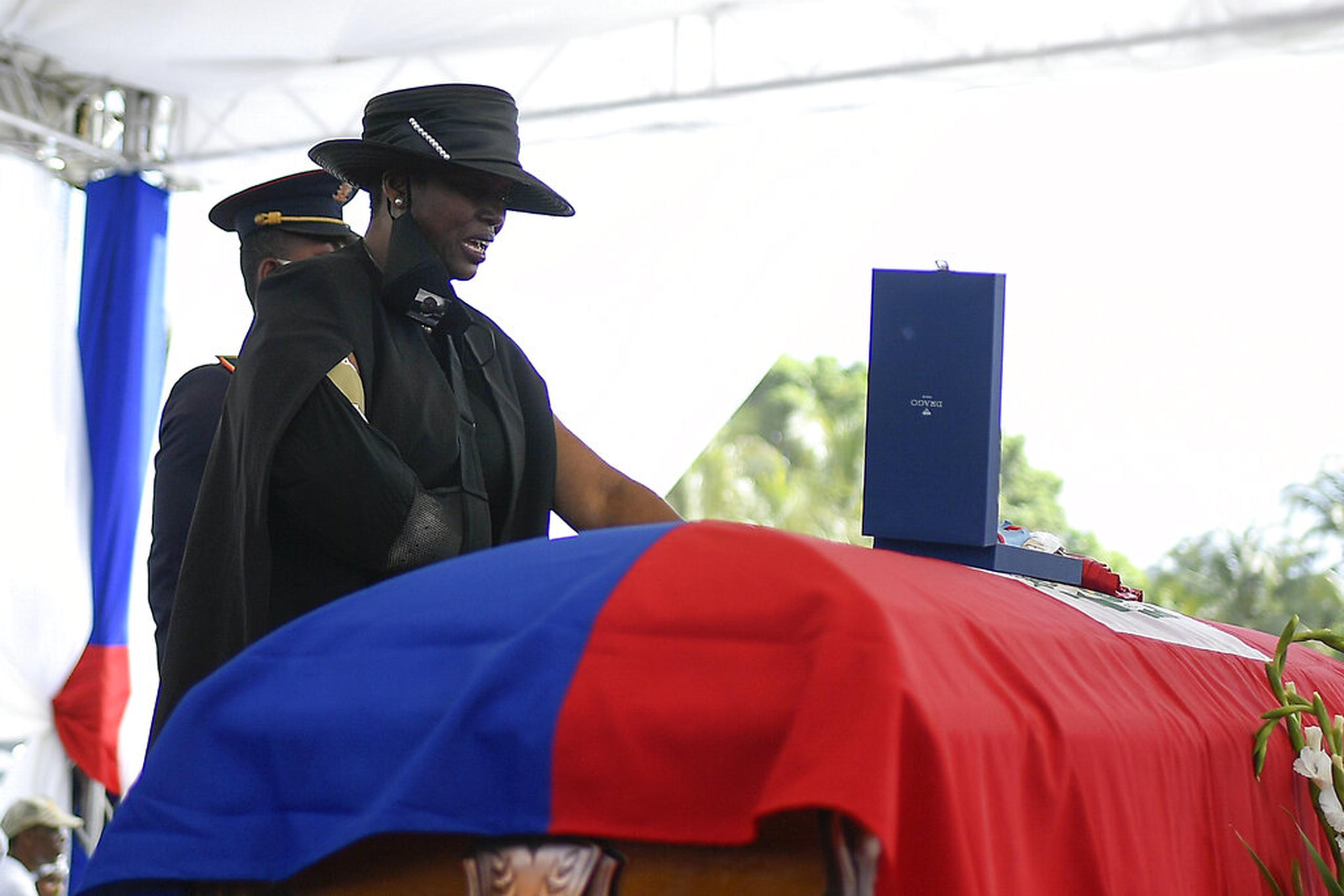 Martine Moise, viuda del presidente haitiano, de pie junto al féretro durante el funeral en la finca familiar en Cabo Haitiano, Haití, el 23 de julio de 2021.