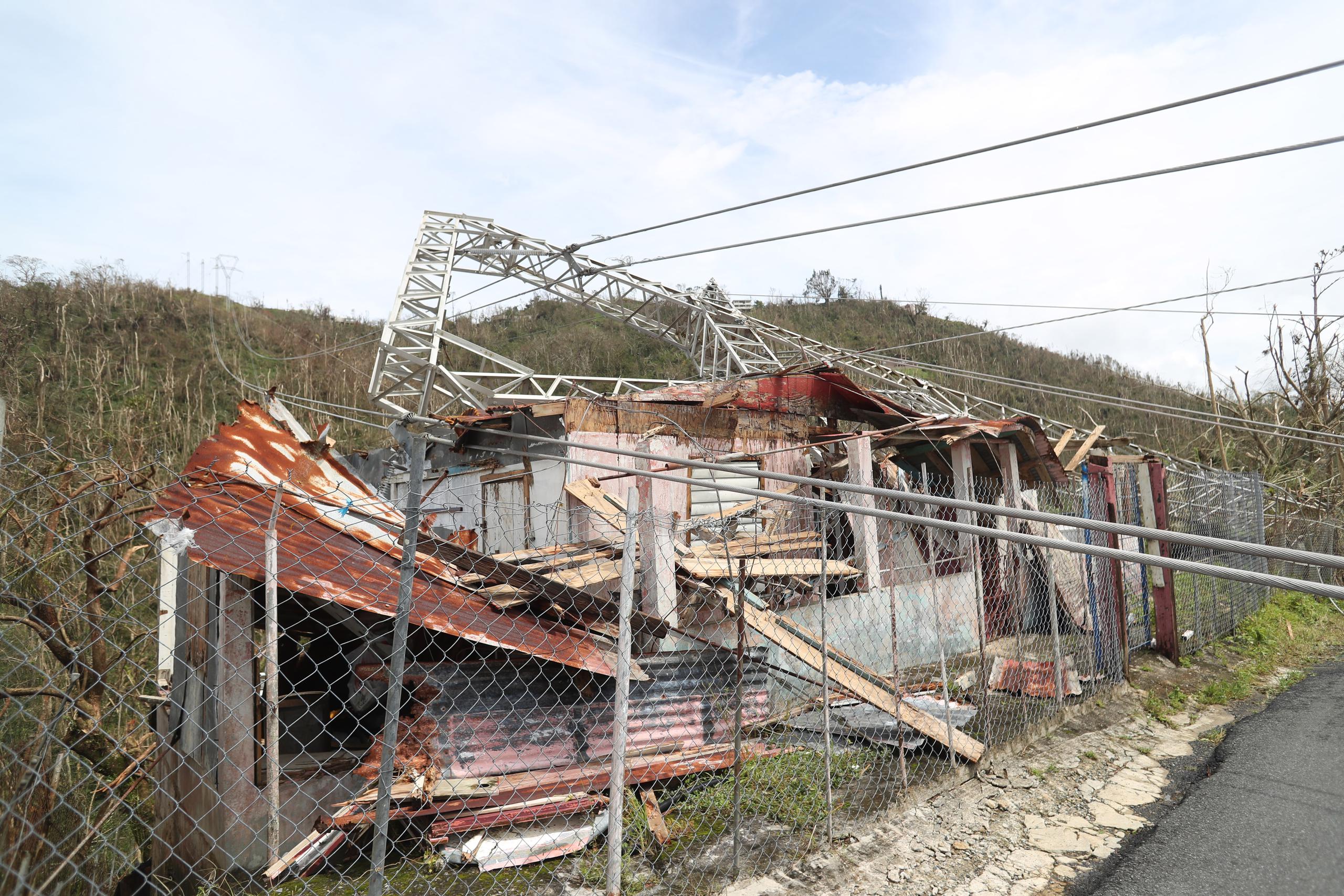 En el sector Loma Alegra, una torre de la AEE cayó sobre una residencia vacía. (vanessa.serra@gfrmedia.com)