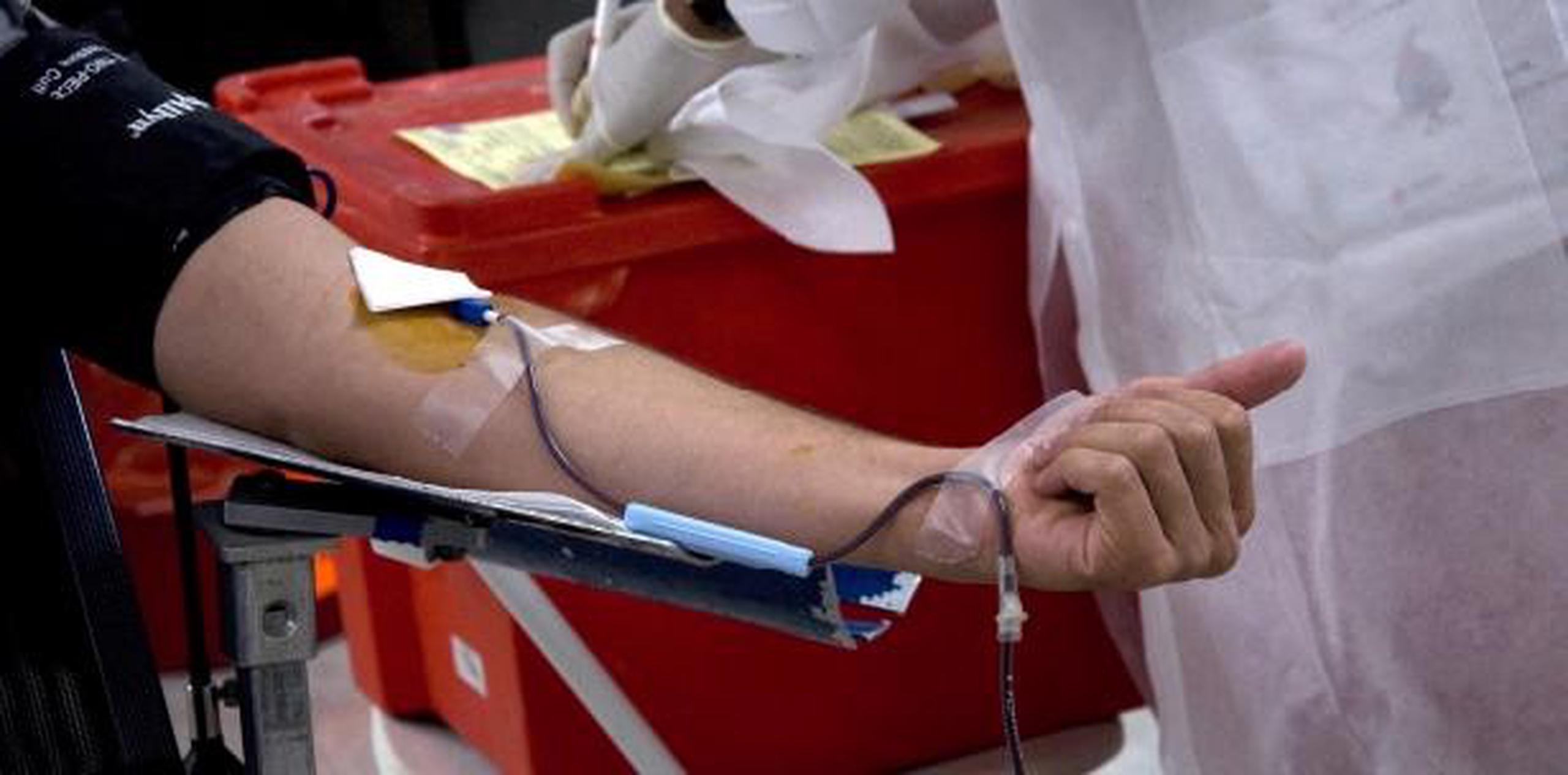 Todas las donaciones de sangre son examinados para detectar VIH. (Archivo)