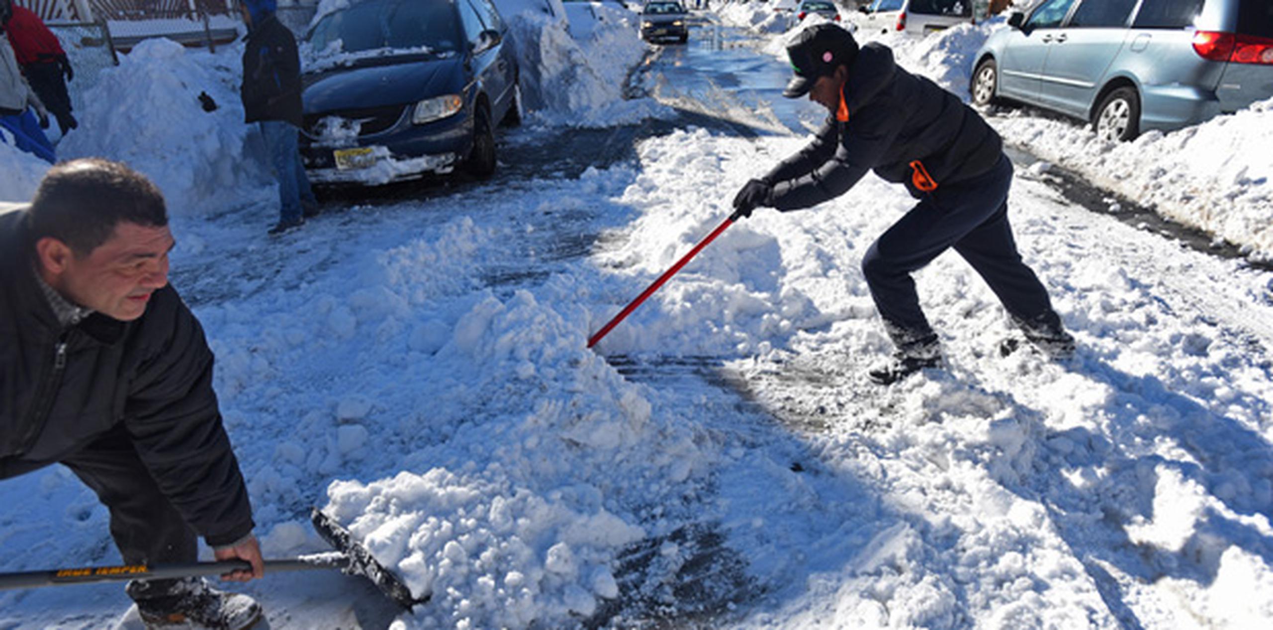 En muchos barrios, la nieve sepultaba los autos, y en algunos lugares se apartaba con máquinas o por voluntarios. (AP)