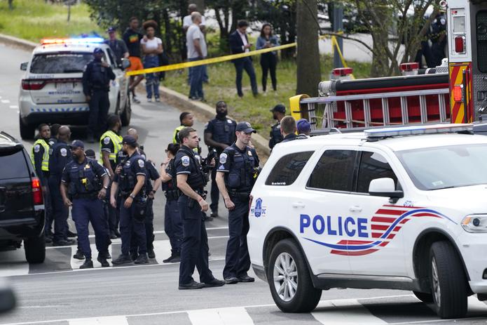 Decenas de policías se encuentran rodeando la intersección de la avenida Connecticut y la calle Van Ness tras un incidente que dejó a tres personas heridas.