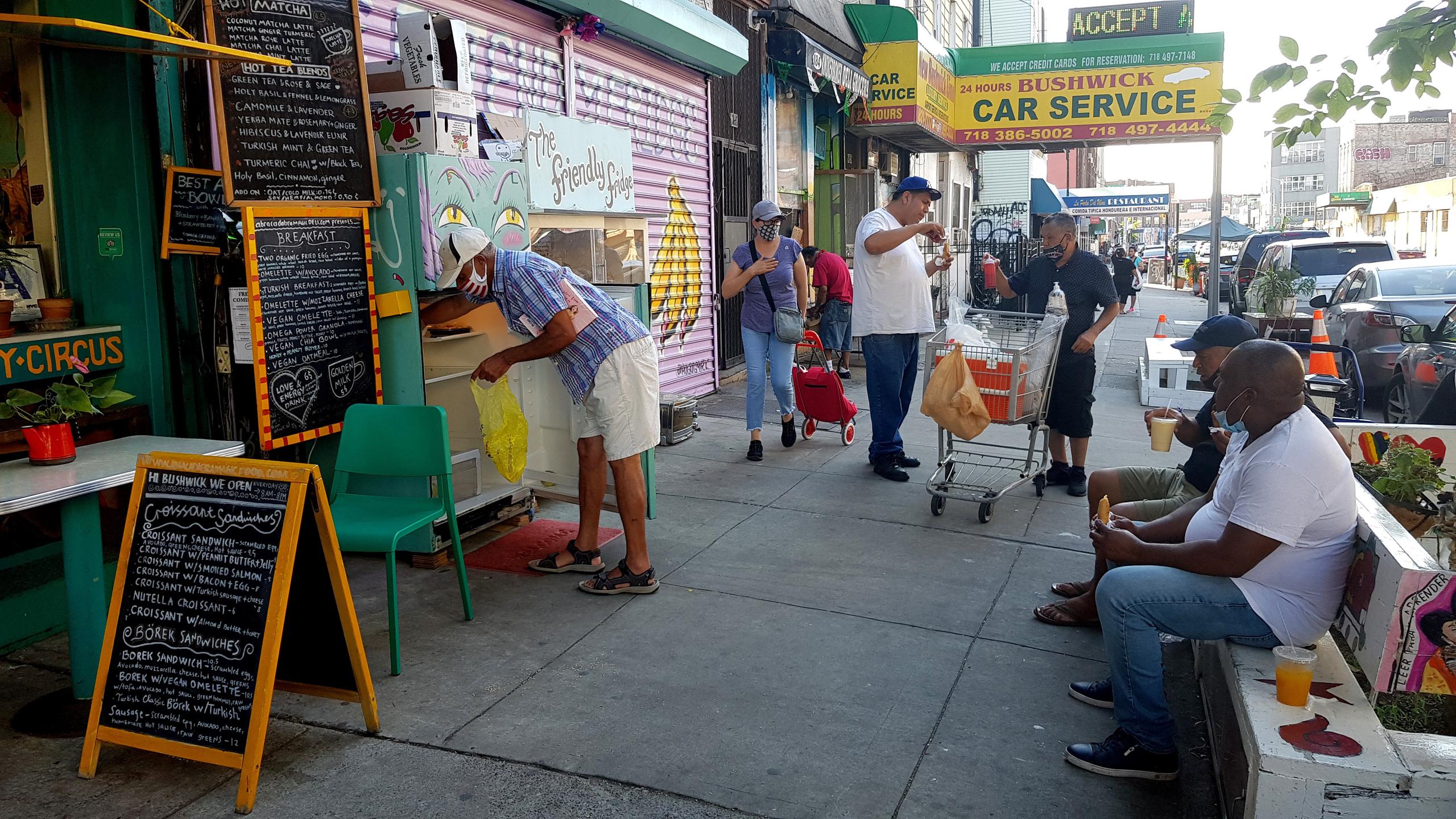 Imagen de archivo de varias personasen un barrio de Bushwick en el distrito neoyorquino de Brooklyn (EEUU). EFE/Jorge Fuentelsaz
