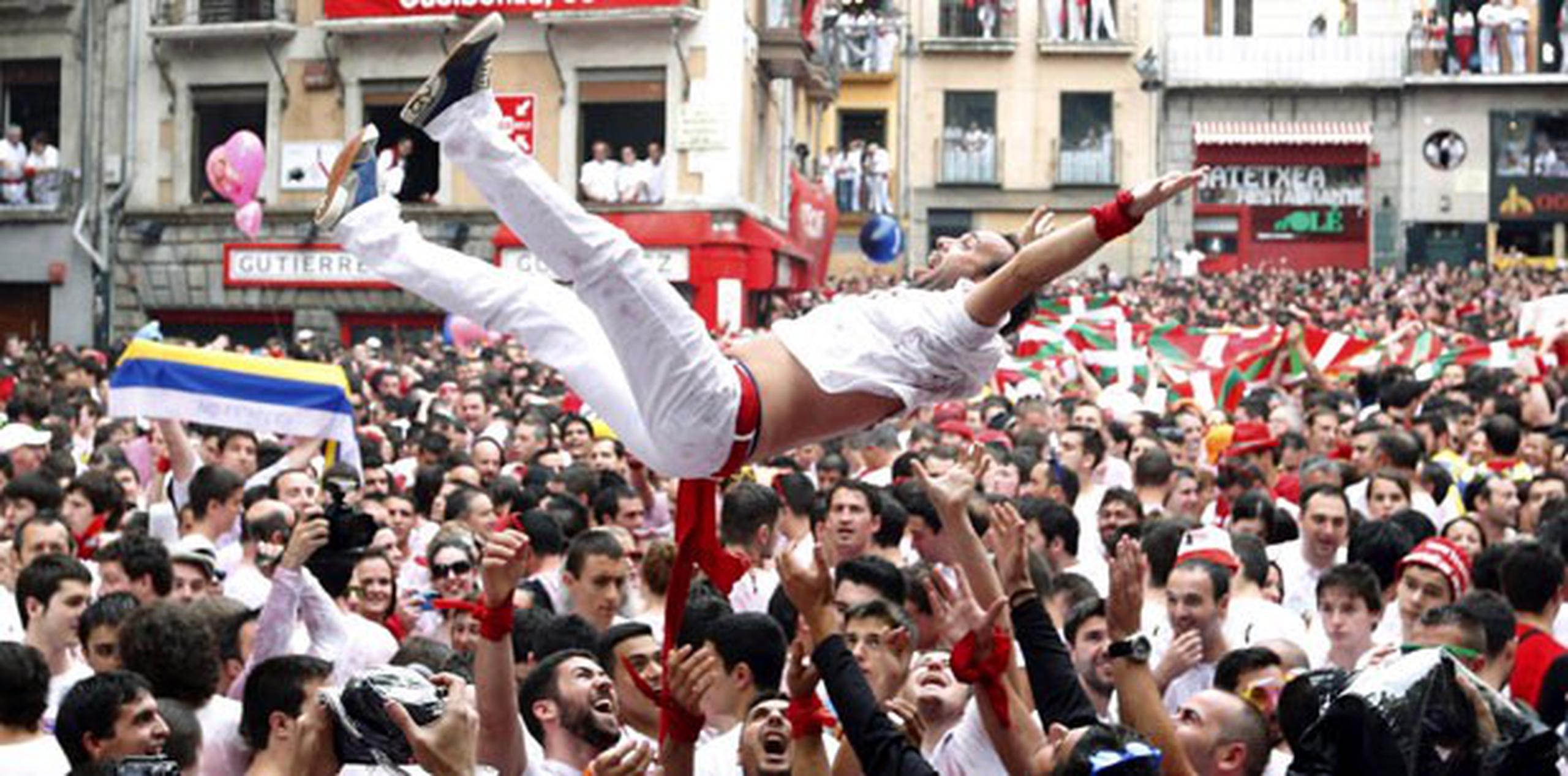A las doce del mediodía, las fiestas de San Fermín iniciaron en Pamplona, en las que la ciudad se convierte durante nueve días en una marea blanca y roja que arropa los encierros de los toros e inunda los conciertos musicales. (EFE/Jesús Diges)
