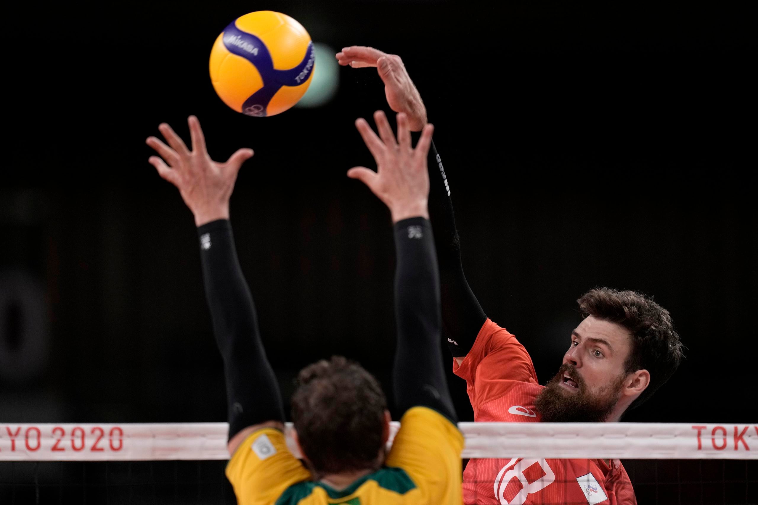Egor Kliuka, del Comité Olímpico de Rusia, remata el balón durante la semifinal de voleibol de sala ante Brasil.