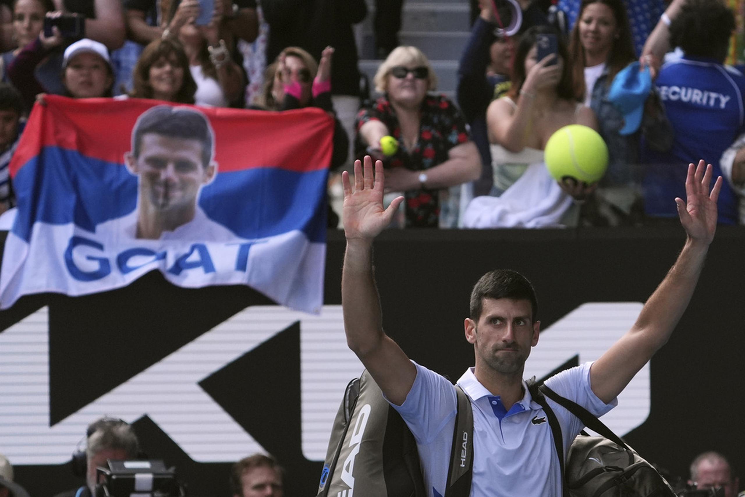 El serbio Novak Djokovic hace un gesto mientras se despide del público en el Rd Laver Arena tras la derrota en la semifinal del Abierto de Australia ante Jannik Sinner.