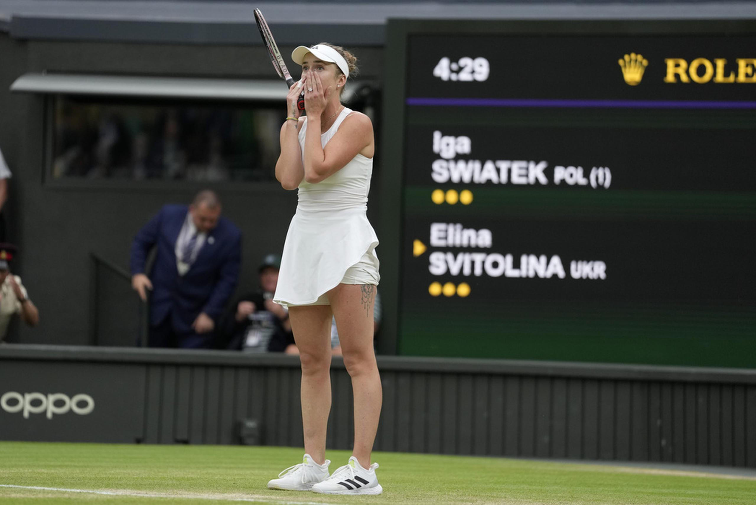 Elina Svitolina reacciona tras vencer a la polaca Iga Swiatek en los cuartos de final de Wimbledon.