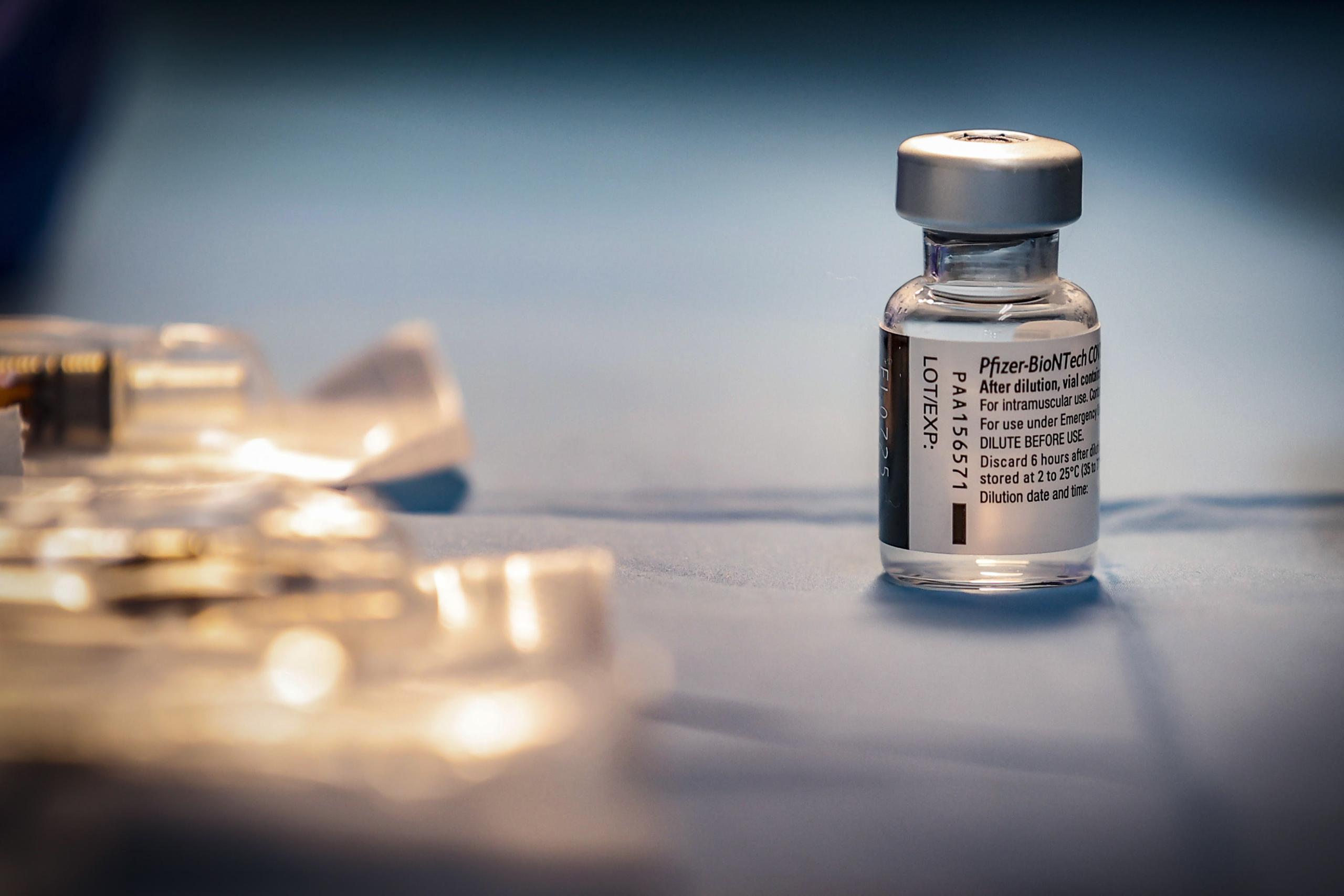 Un frasco de la vacuna contra el COVID-19 desarrollada por Pfizer y BioNTech.